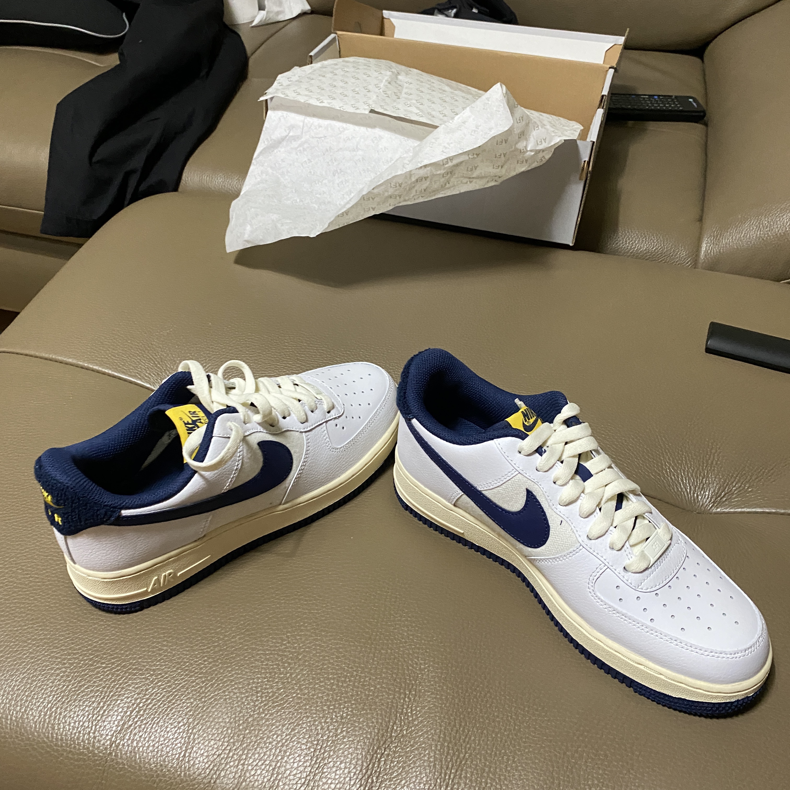 Nike Air Force 1 '07 LV8 Varsity White Midnight Navy 착용 스타일 - 4