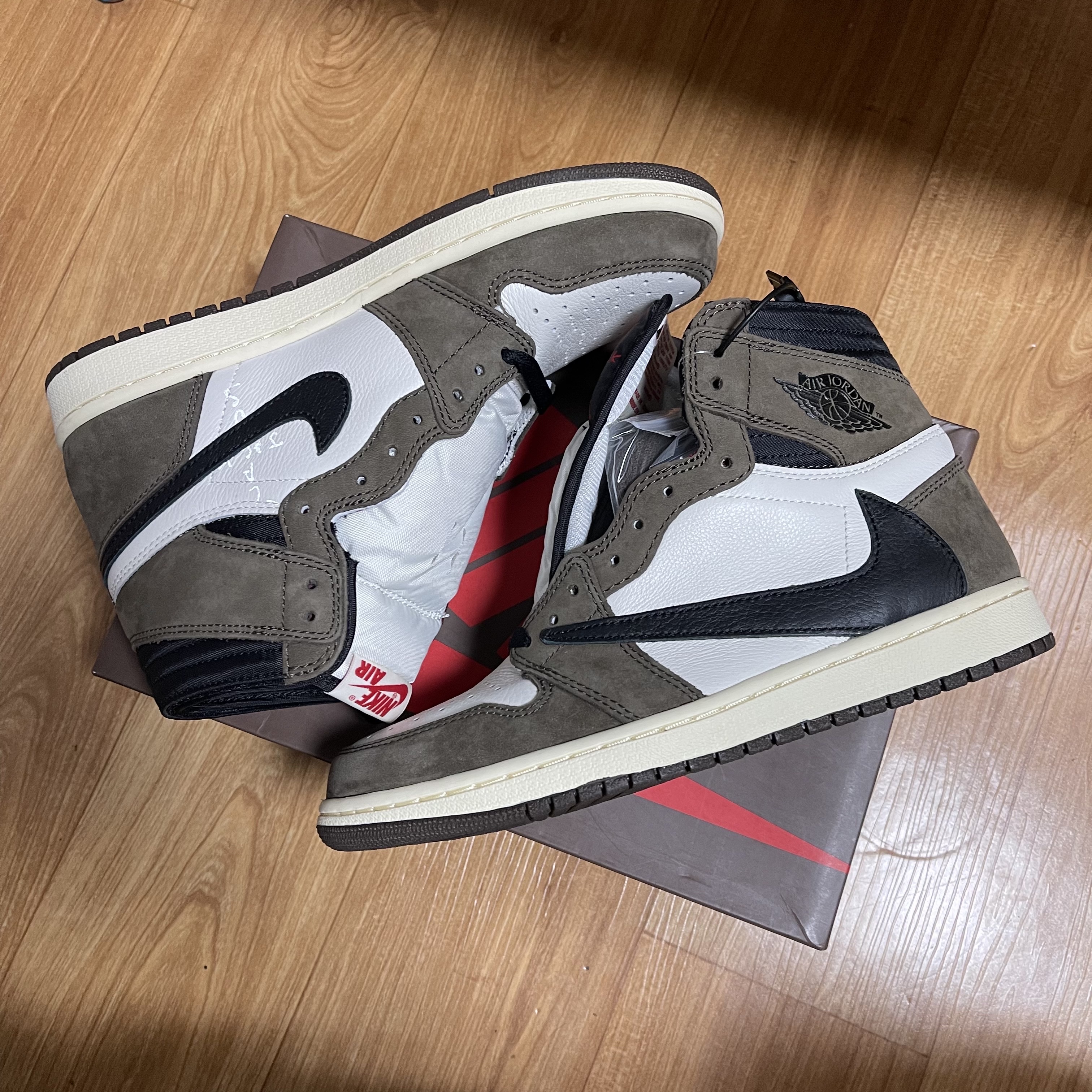 Jordan 1 x Travis Scott Retro High OG SP Mocha, Jordan 1 Retro High OG Black Mocha 착용 스타일 - 2