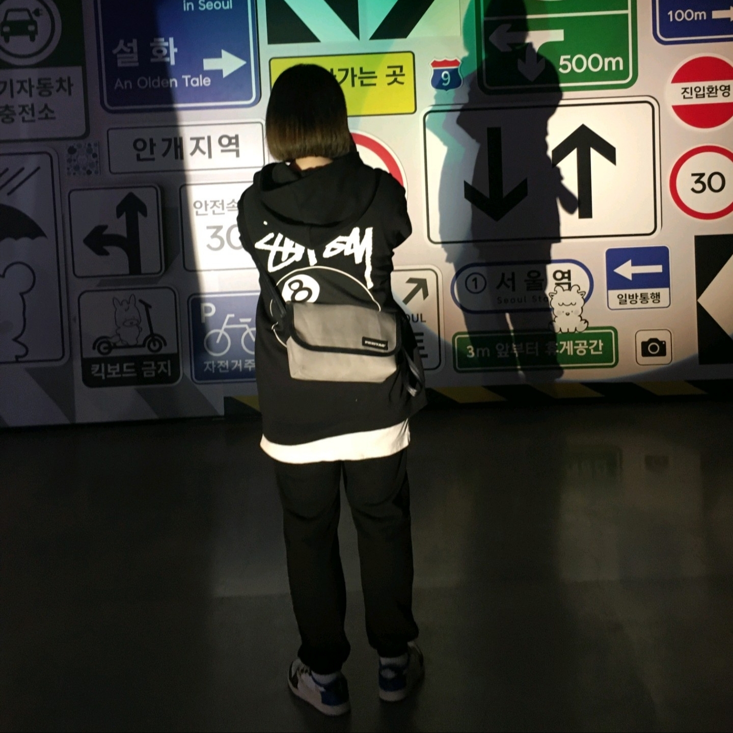 Jordan 1 x Travis Scott x Fragment Retro Low OG SP Military Blue, Stussy 8 Ball Hoodie Black - 21FW 착용 스타일