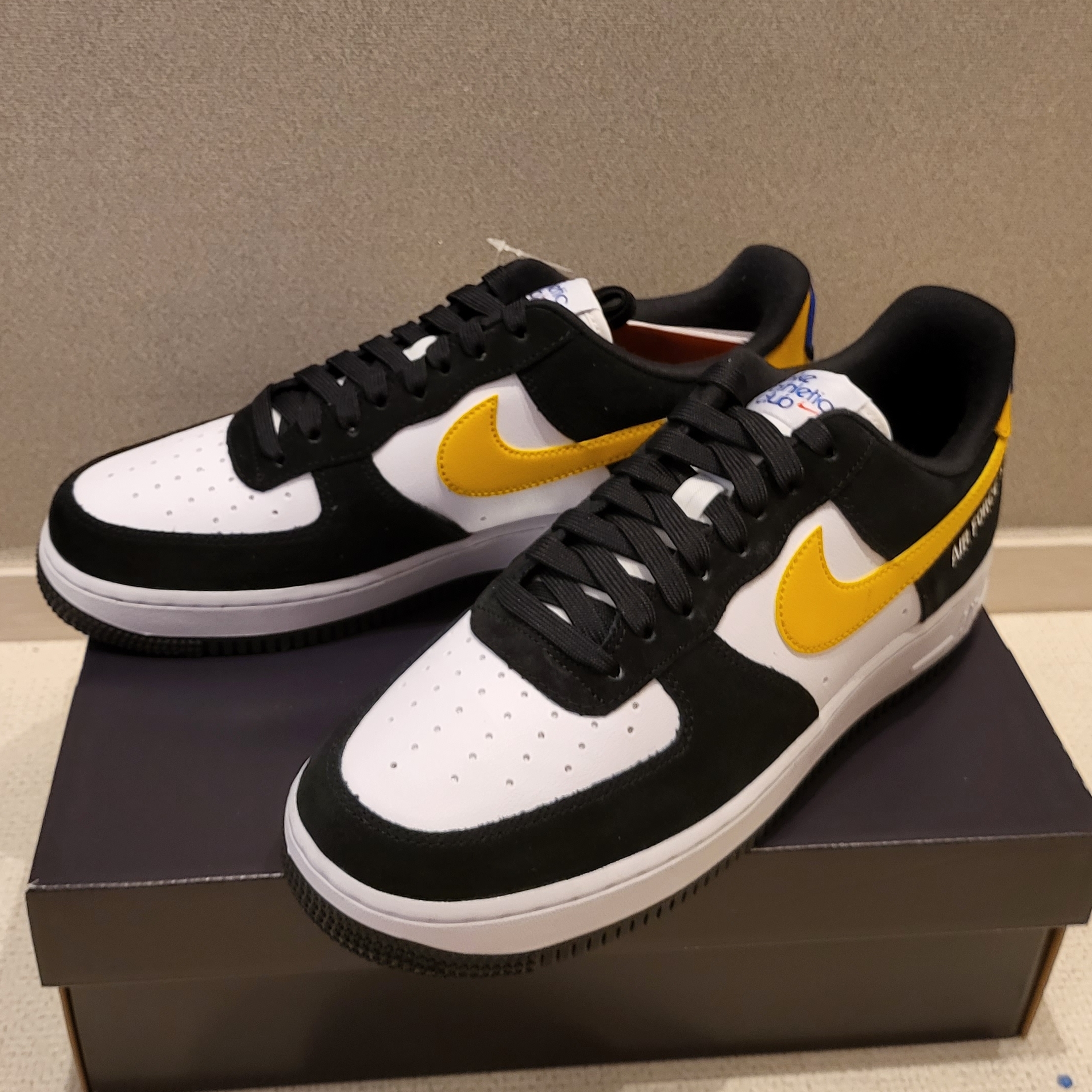Nike Air Force 1 '07 LV8 Athletic Club Black Dark Sulfur 착용 스타일 - 1