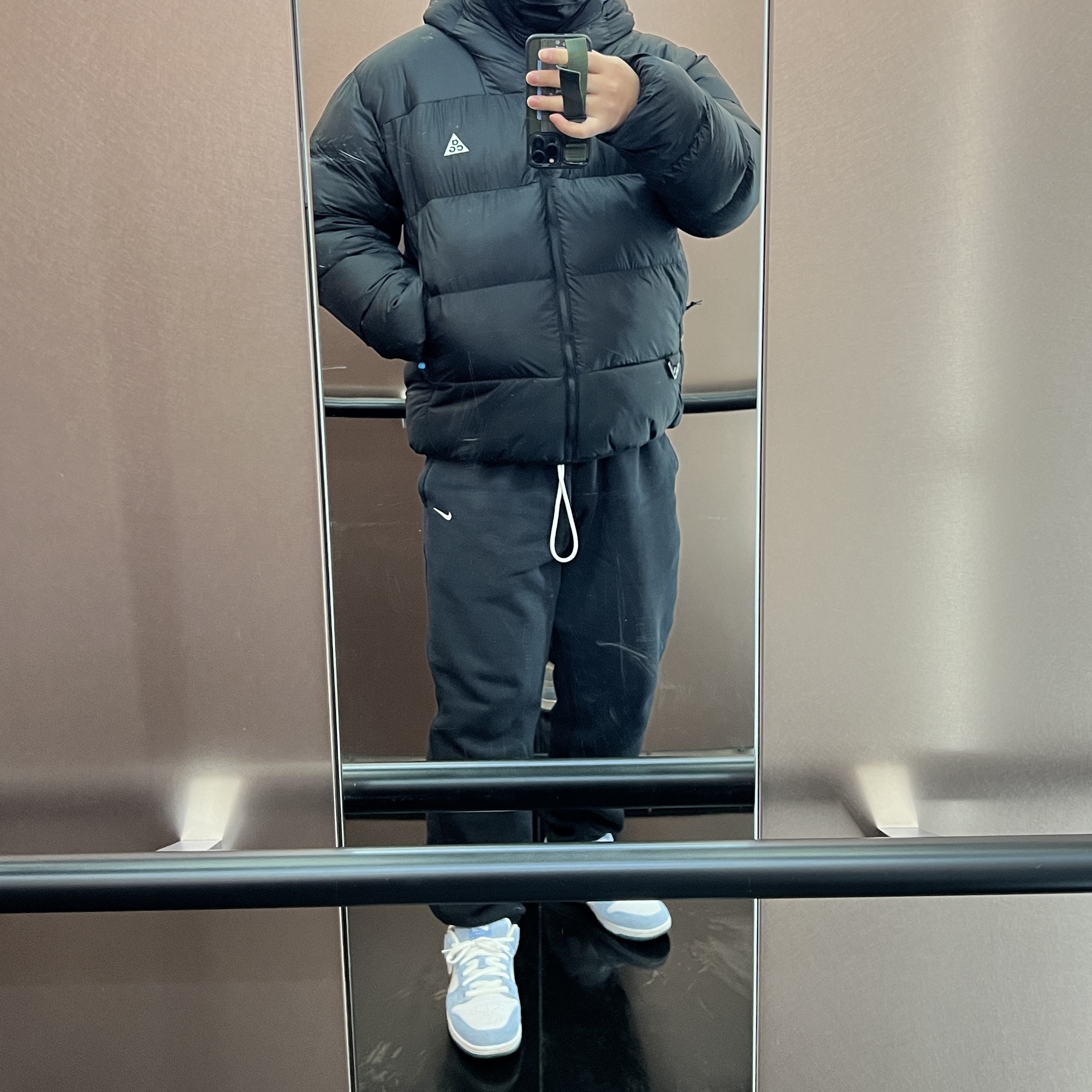 Nike ACG Therma-Fit ADV Lunar Lake Puffer Jacket Black - US/EU, Nike NRG Solo Swoosh Fleece Pants Black - US/EU 착용 스타일