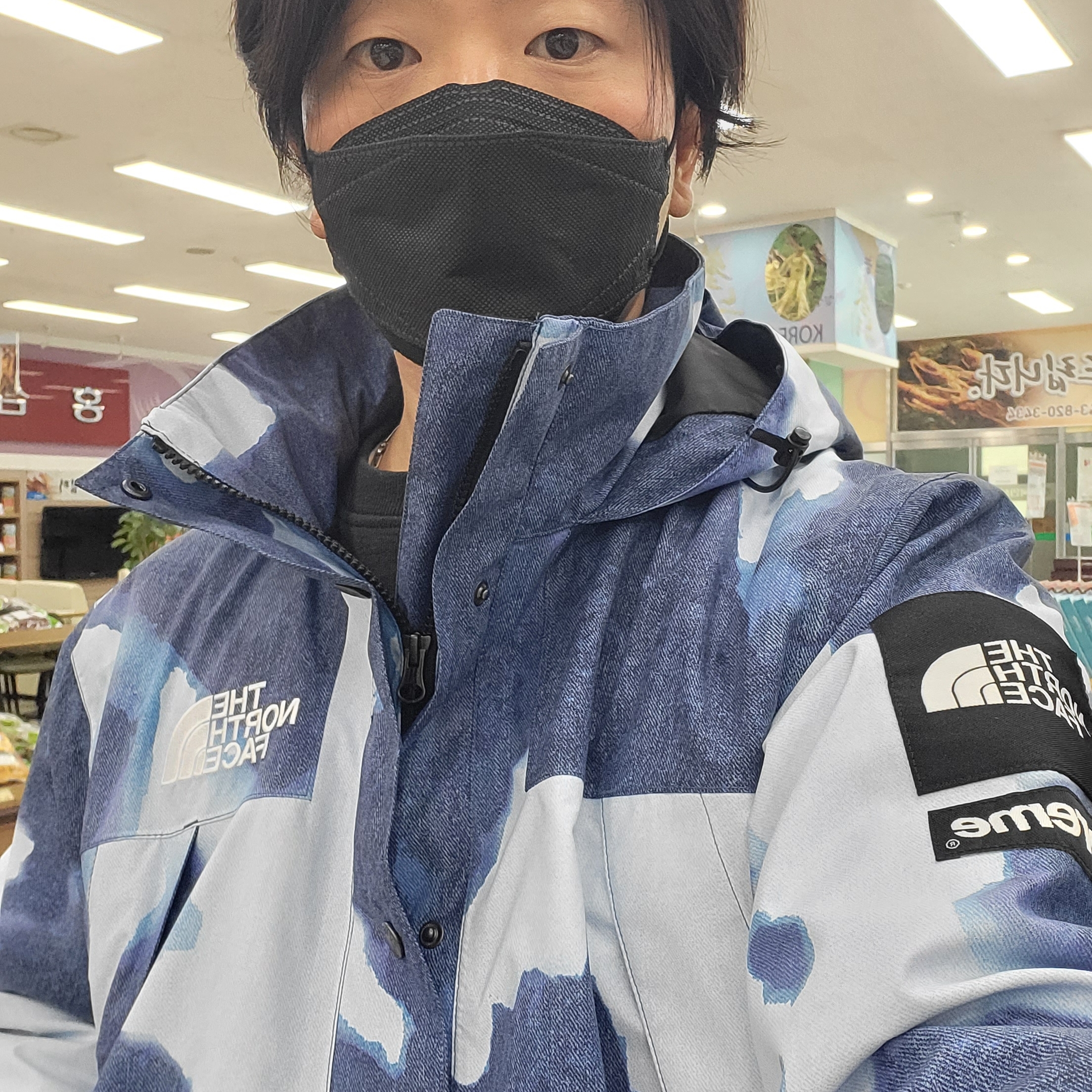 Supreme x The North Face Bleached Denim Print Mountain Jacket Indigo - 21FW 착용 스타일