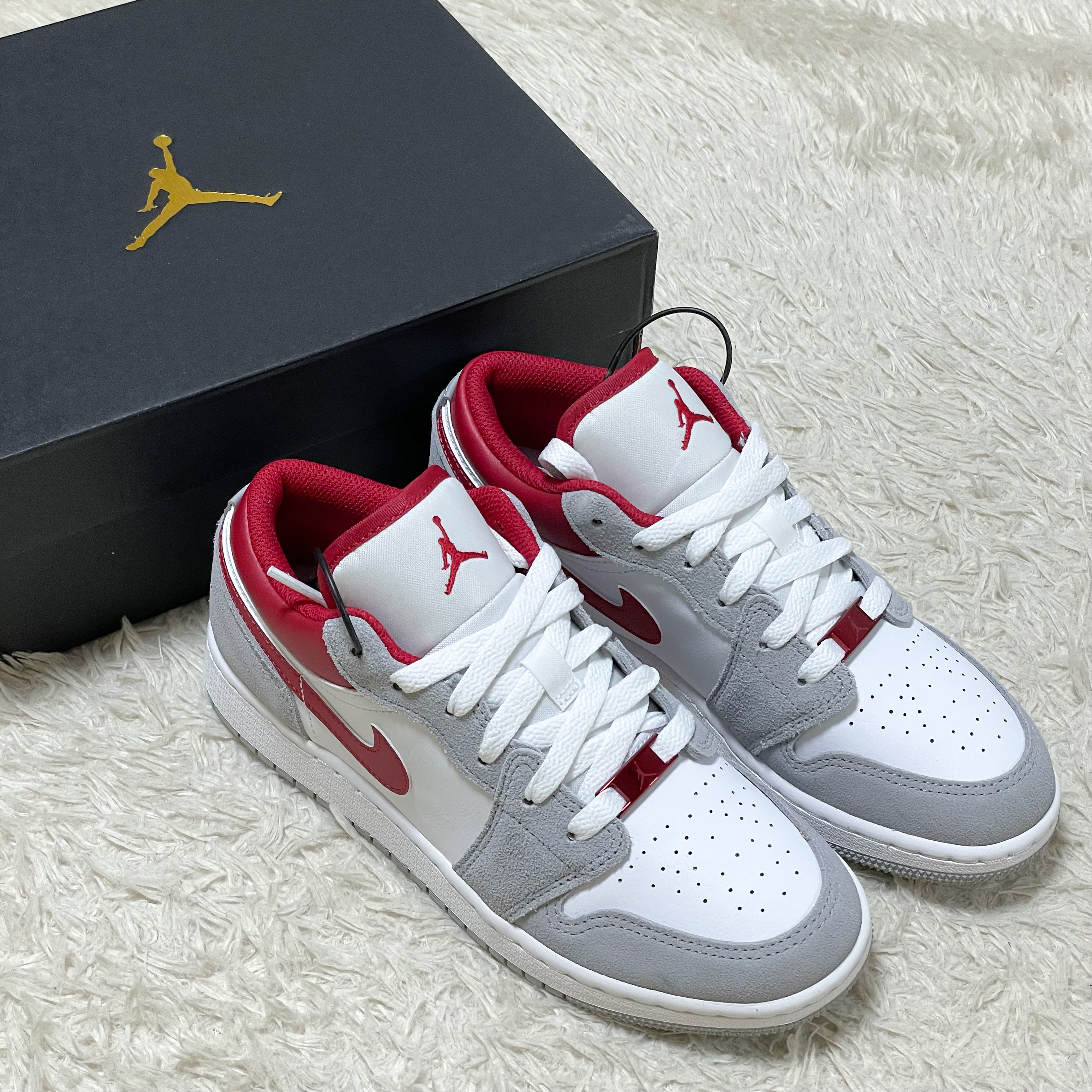 (GS) Jordan 1 Low SE Light Smoke Grey Gym Red 착용 스타일 - 2
