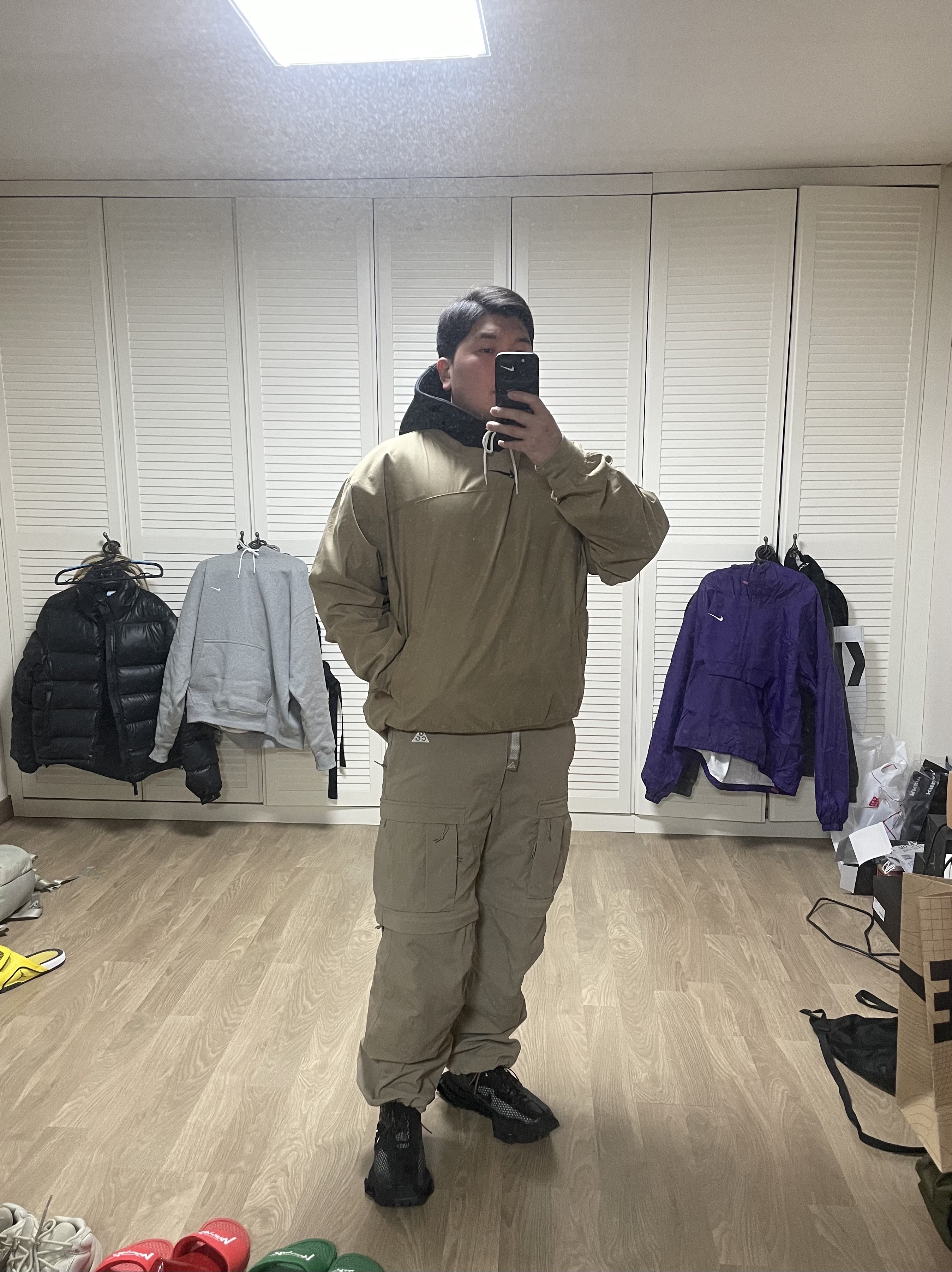 Nike NRG Solo Swoosh Fleece Hoodie Dark Grey Heather - Asia, Nike ACG Smith Summit Cargo Pants Medium Olive - US/EU 착용 스타일 - 3