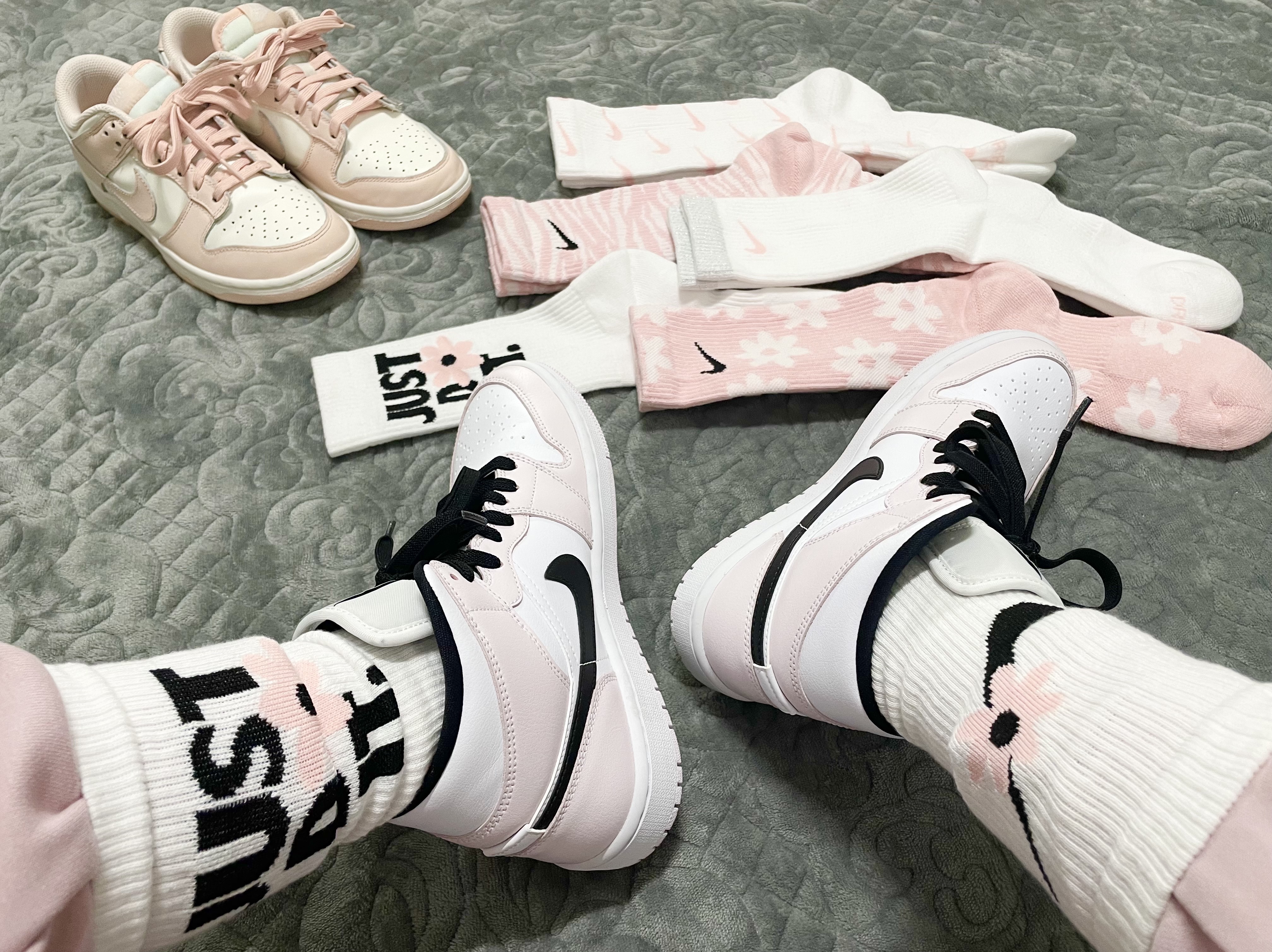 (W) Jordan 1 Mid Barely Rose, (W) Nike Dunk Low Orange Pearl 착용 스타일 - 3