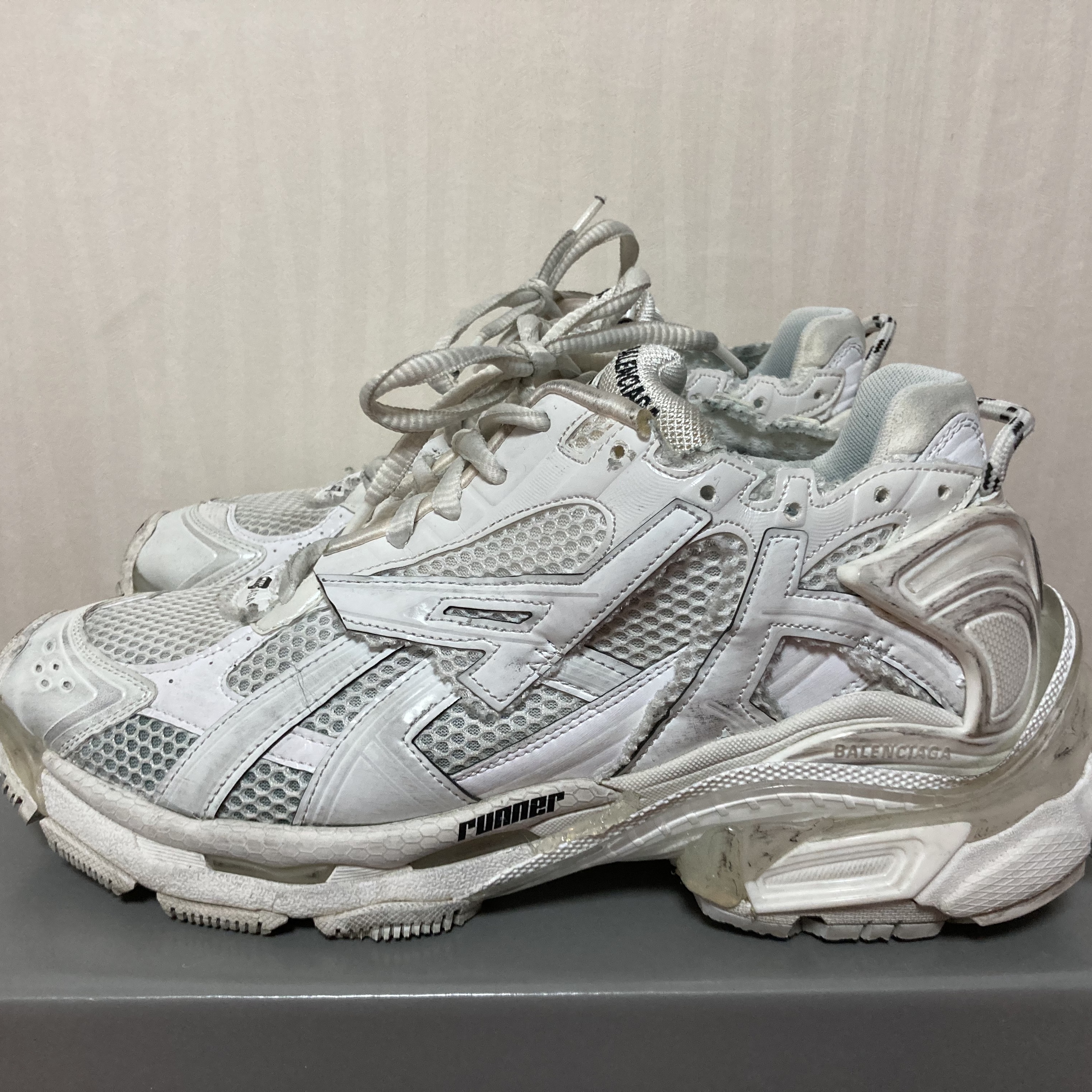Balenciaga Runner Sneakers White 착용 스타일 - 3