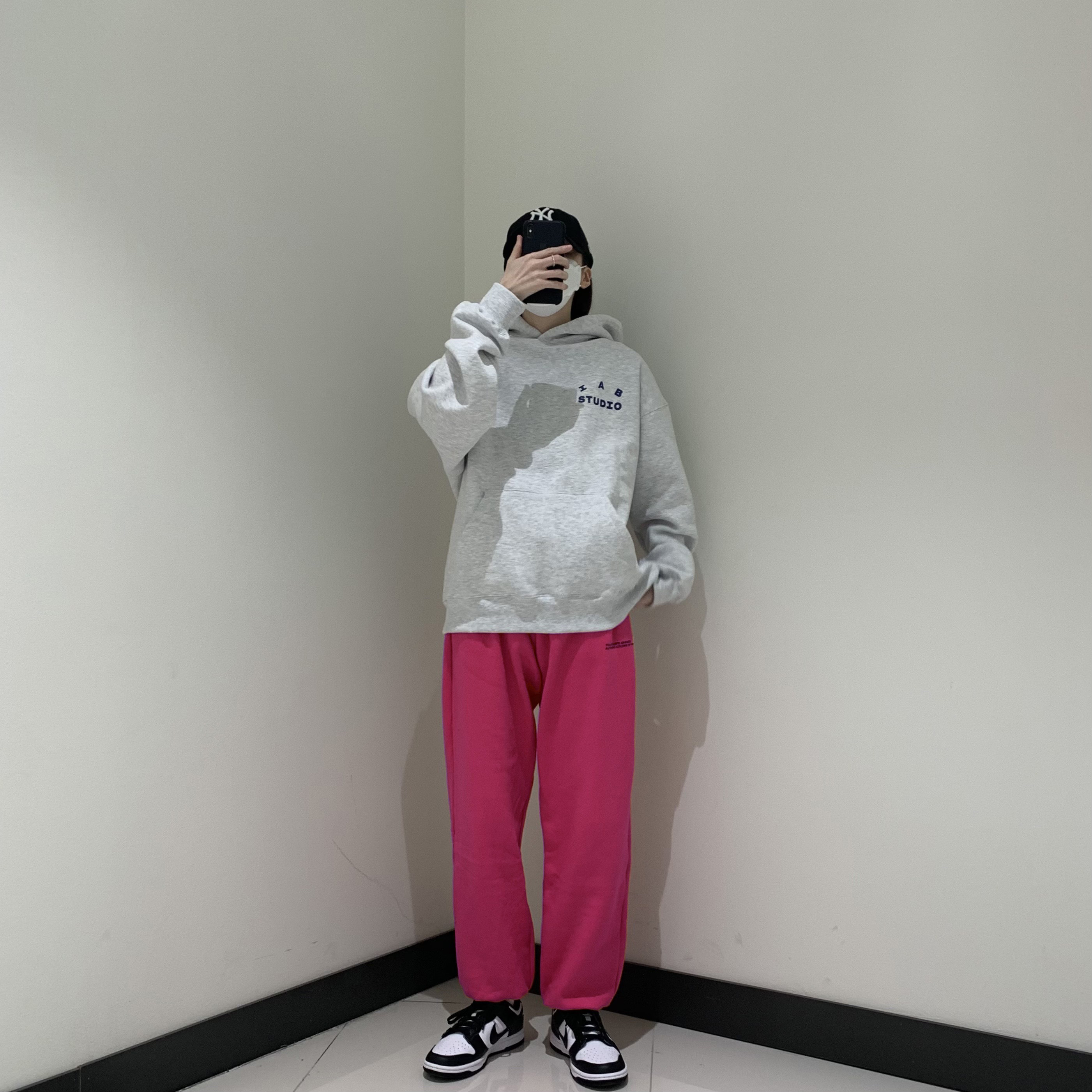 (W) Nike Dunk Low Black, IAB Studio Hoodie Light Gray 착용 스타일