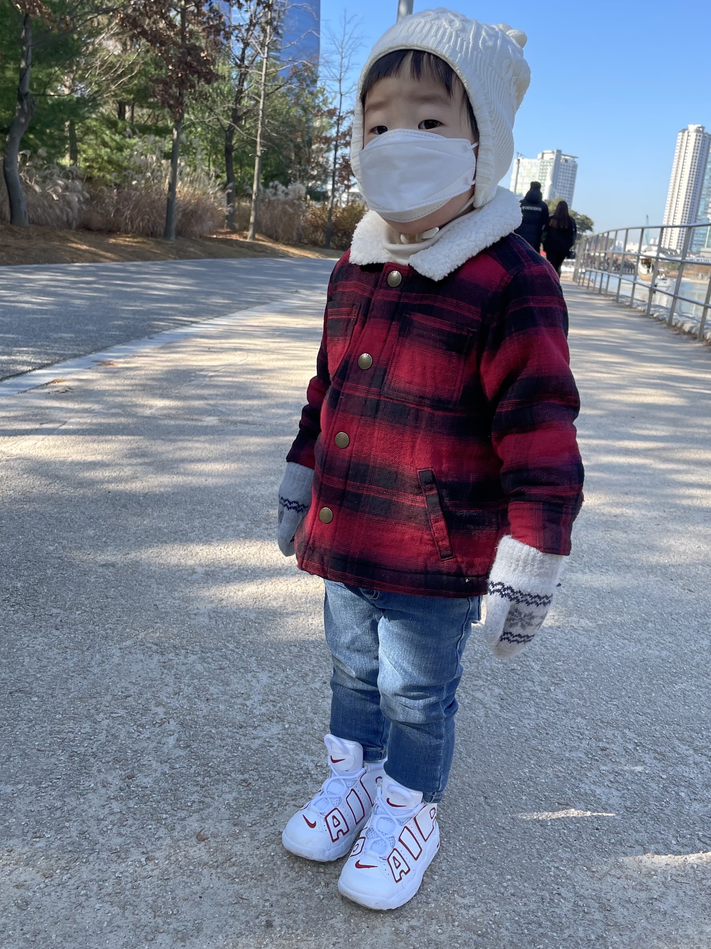 (TD) Nike Air More Uptempo White Varsity Red 2021 착용 스타일 - 1