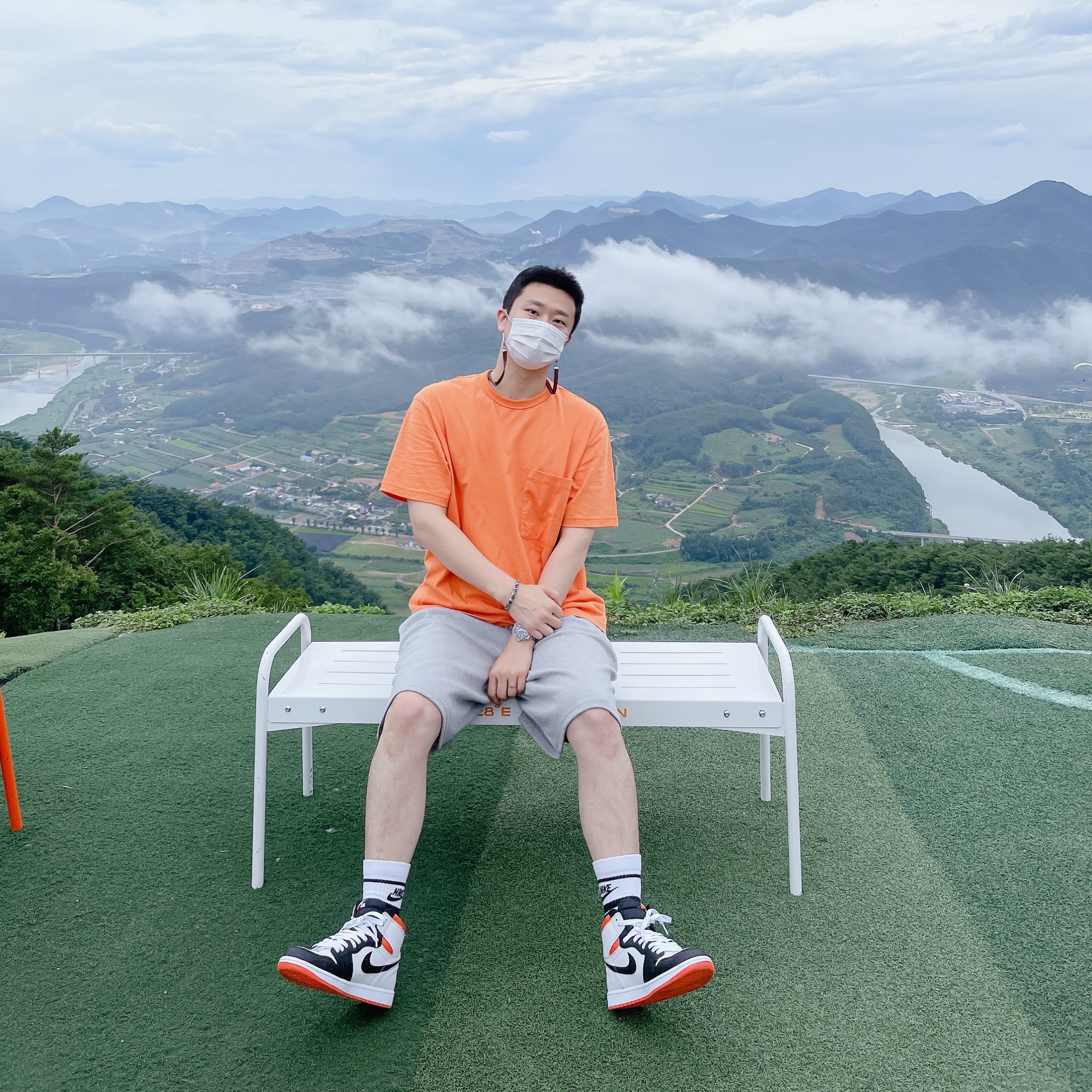 Jordan 1 Retro High OG Electro Orange 착용 스타일 - 2