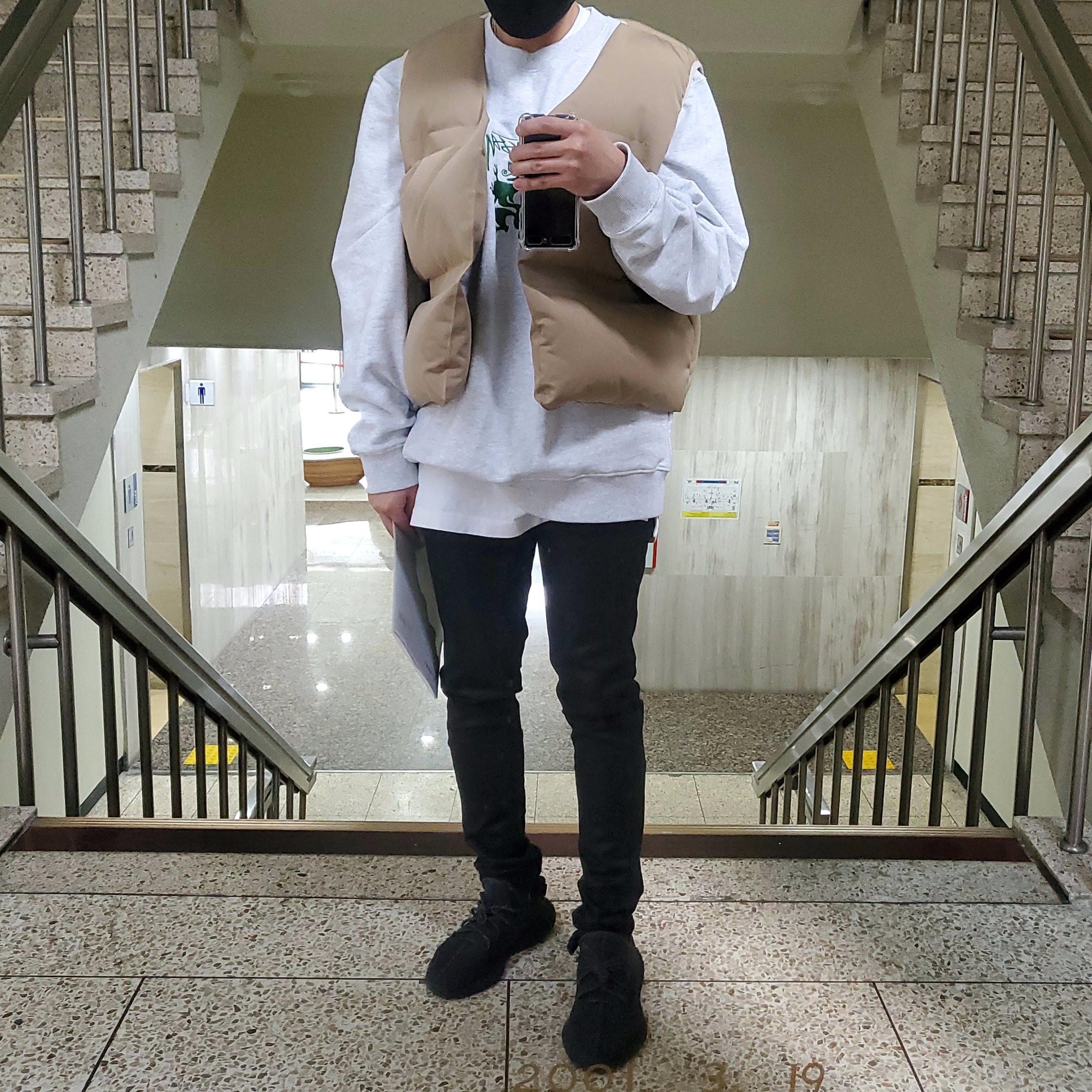 Adidas Yeezy Boost 350 V2 Black - Non-Reflective 착용 스타일