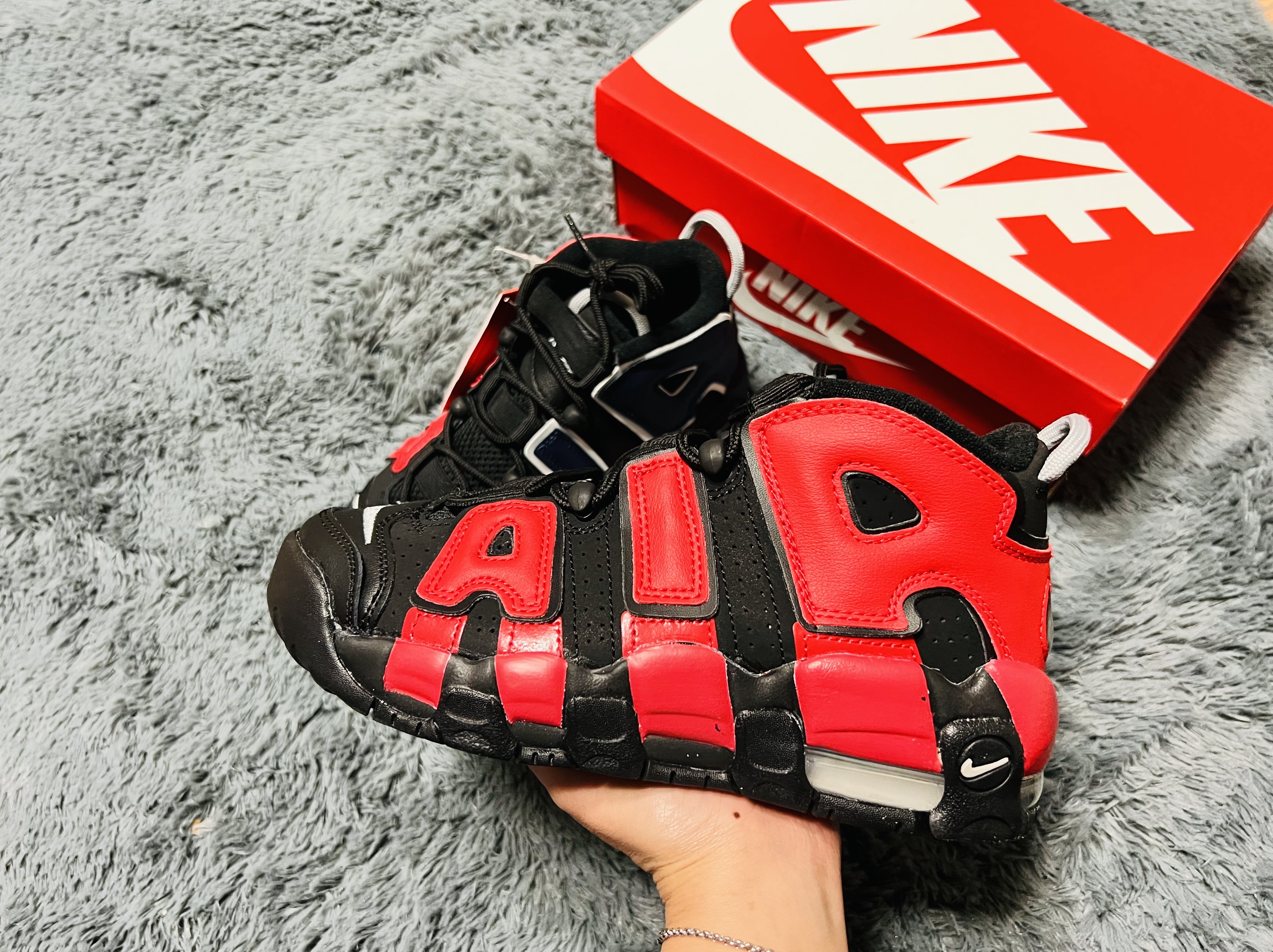 Nike Air More Uptempo 96 Black University Red 착용 스타일 - 2