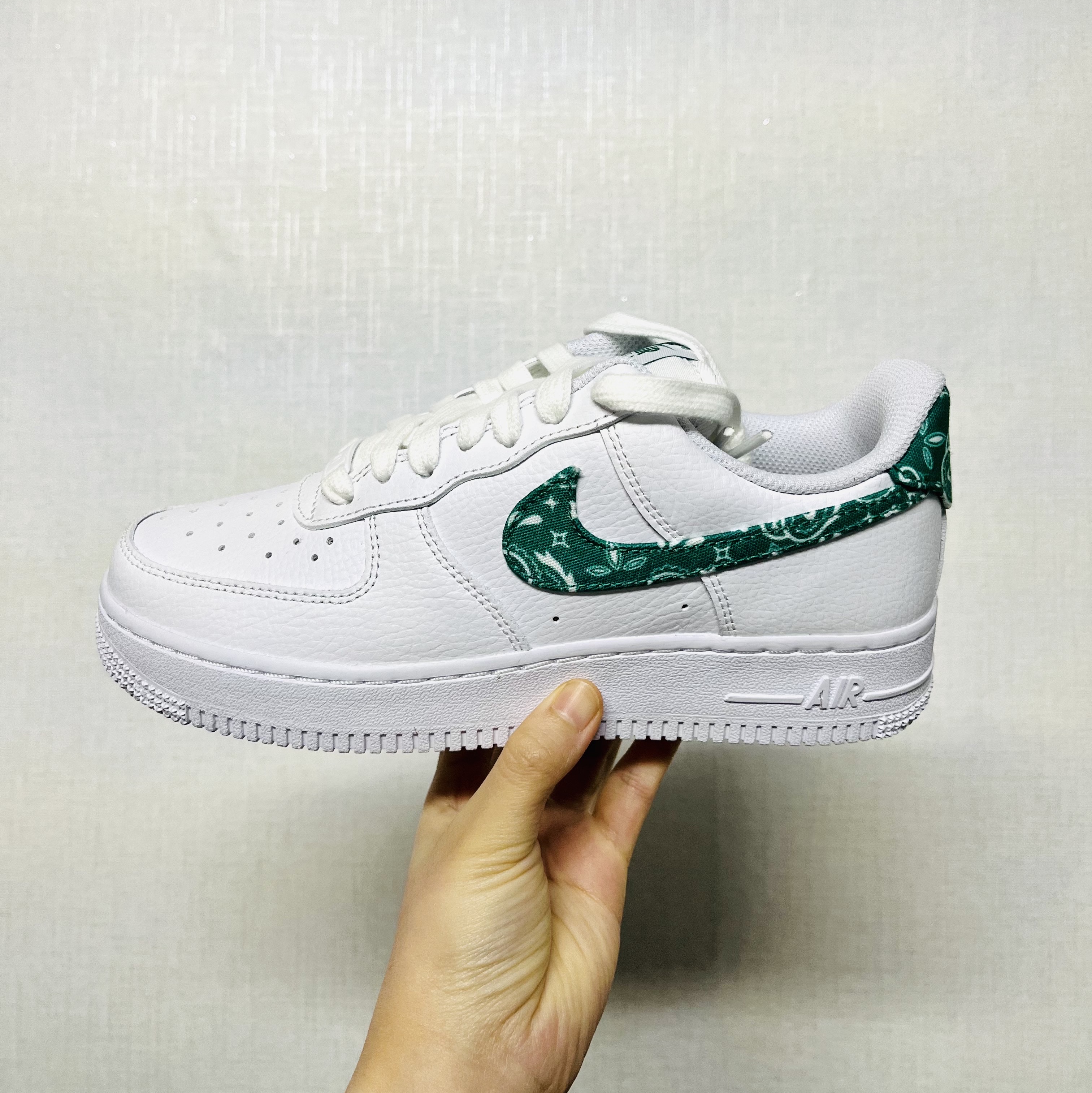 (W) Nike Air Force 1 '07 Essential Paisley Swoosh White Malachite 착용 스타일