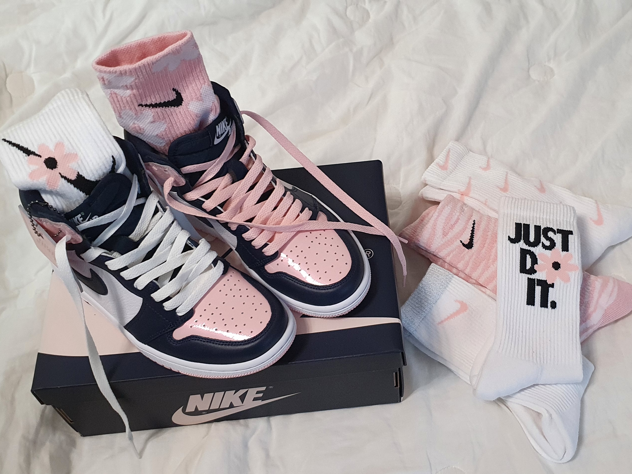 (W) Jordan 1 Retro High OG Atmosphere, (Kids) Nike Everyday Plus Socks Pink White (6 Pack/Korean Ver.) 착용 스타일 - 1