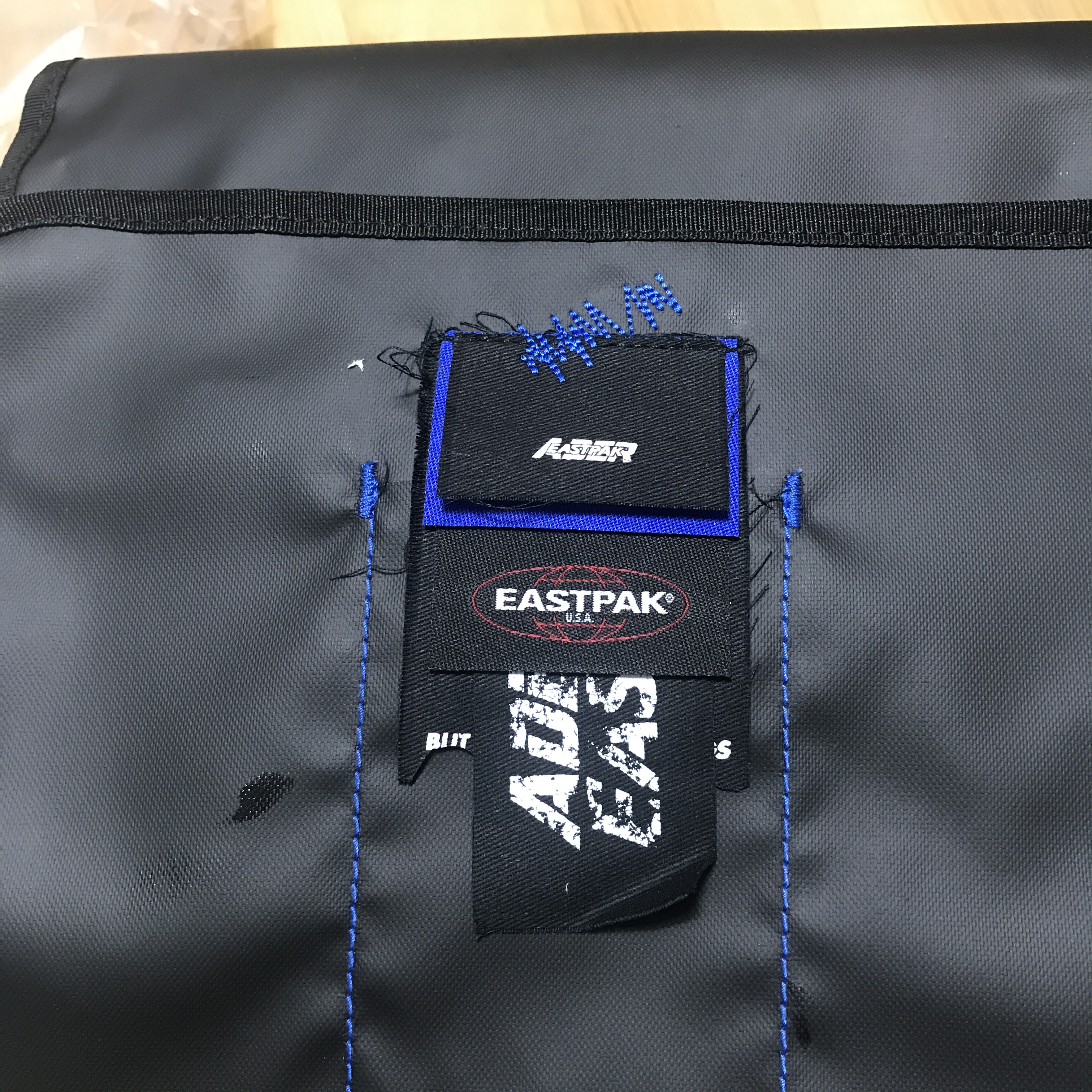 Ader Error x Eastpak Shoulder Bag Black 착용 스타일 - 2