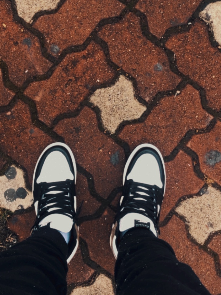 Jordan 1 Retro High OG Black Mocha 착용 스타일 - 2