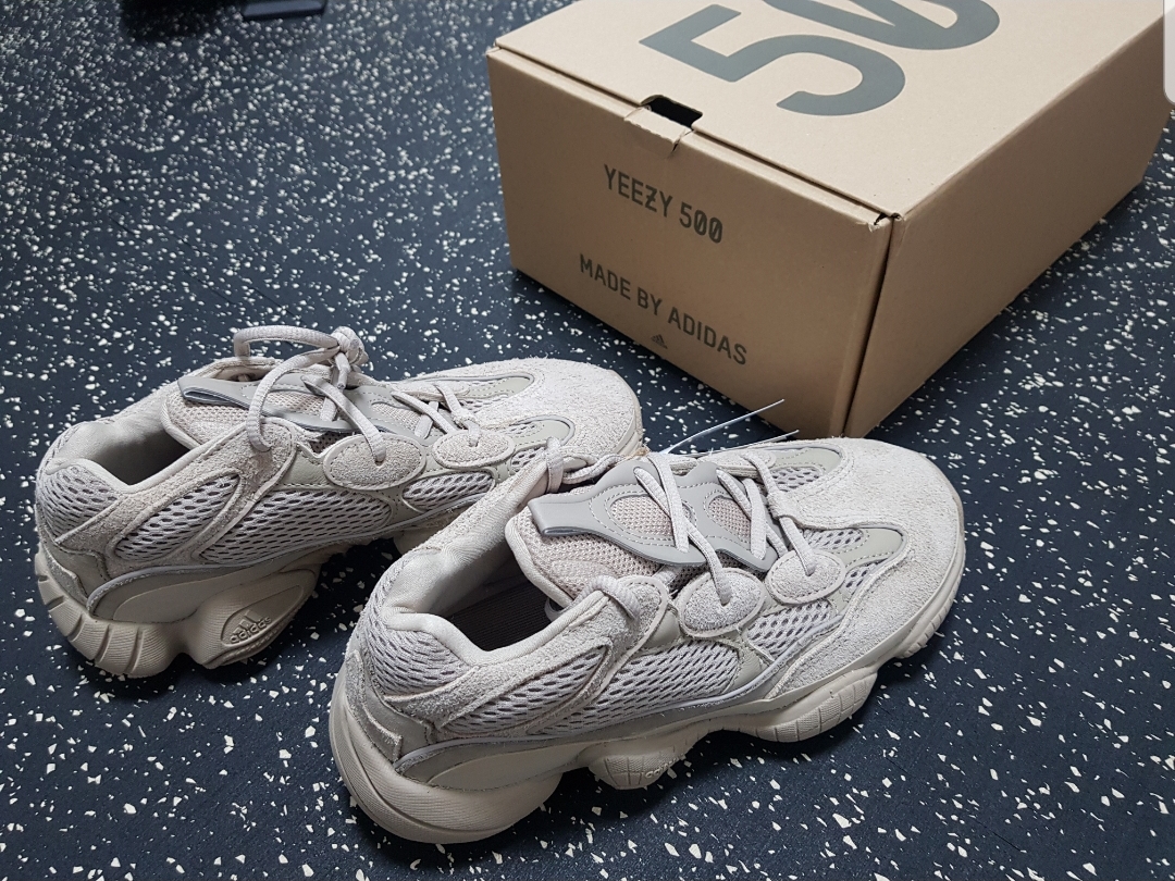 Adidas Yeezy 500 Taupe Light 착용 스타일