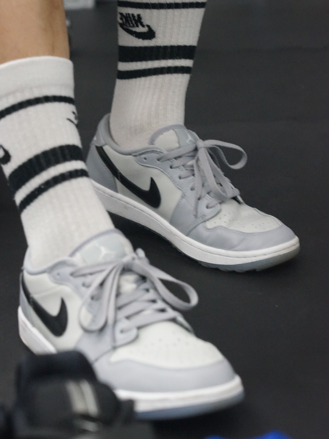 Jordan 1 Low Golf Wolf Grey 착용 스타일 - 1
