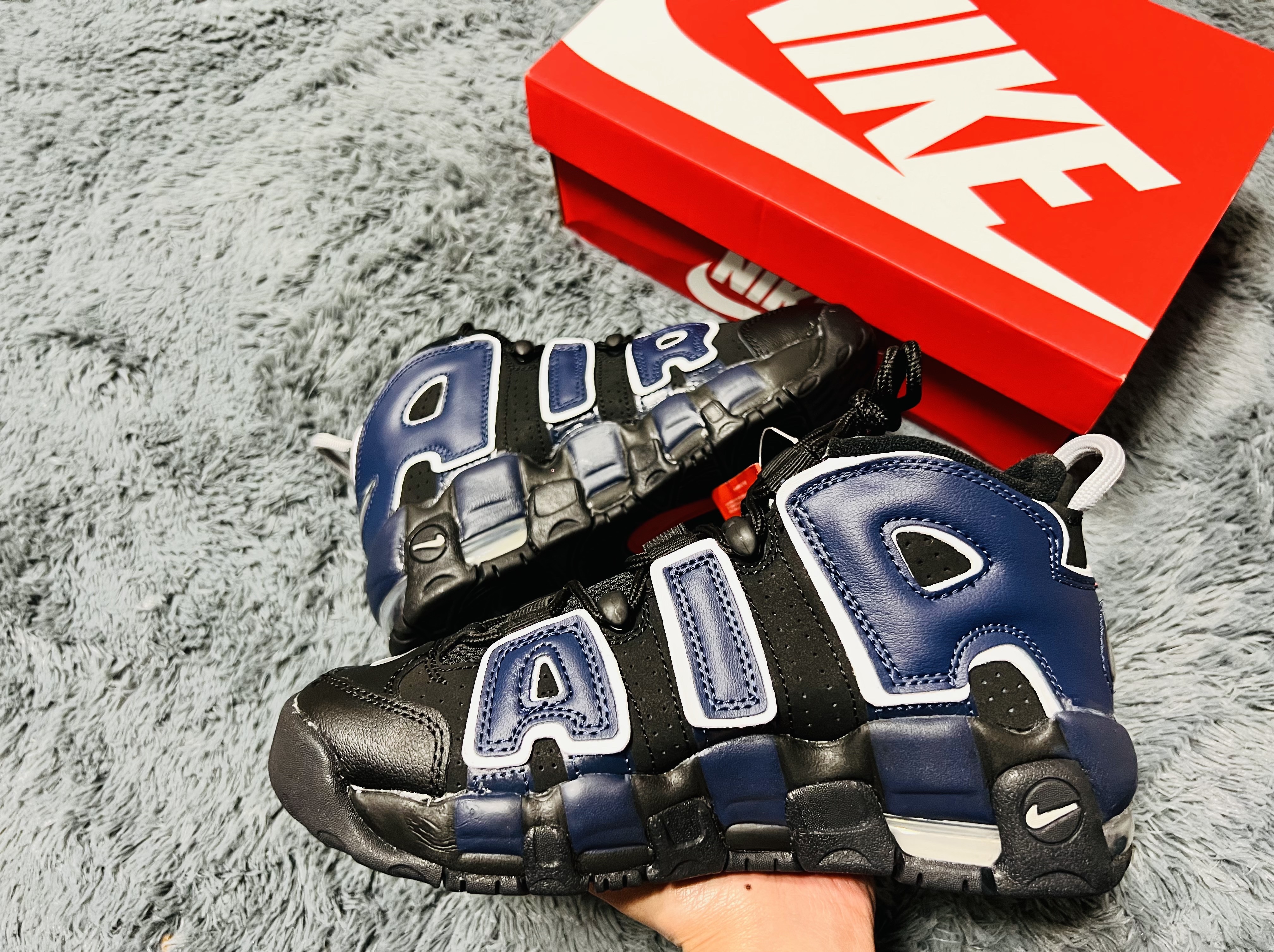 Nike Air More Uptempo 96 Black University Red 착용 스타일 - 3