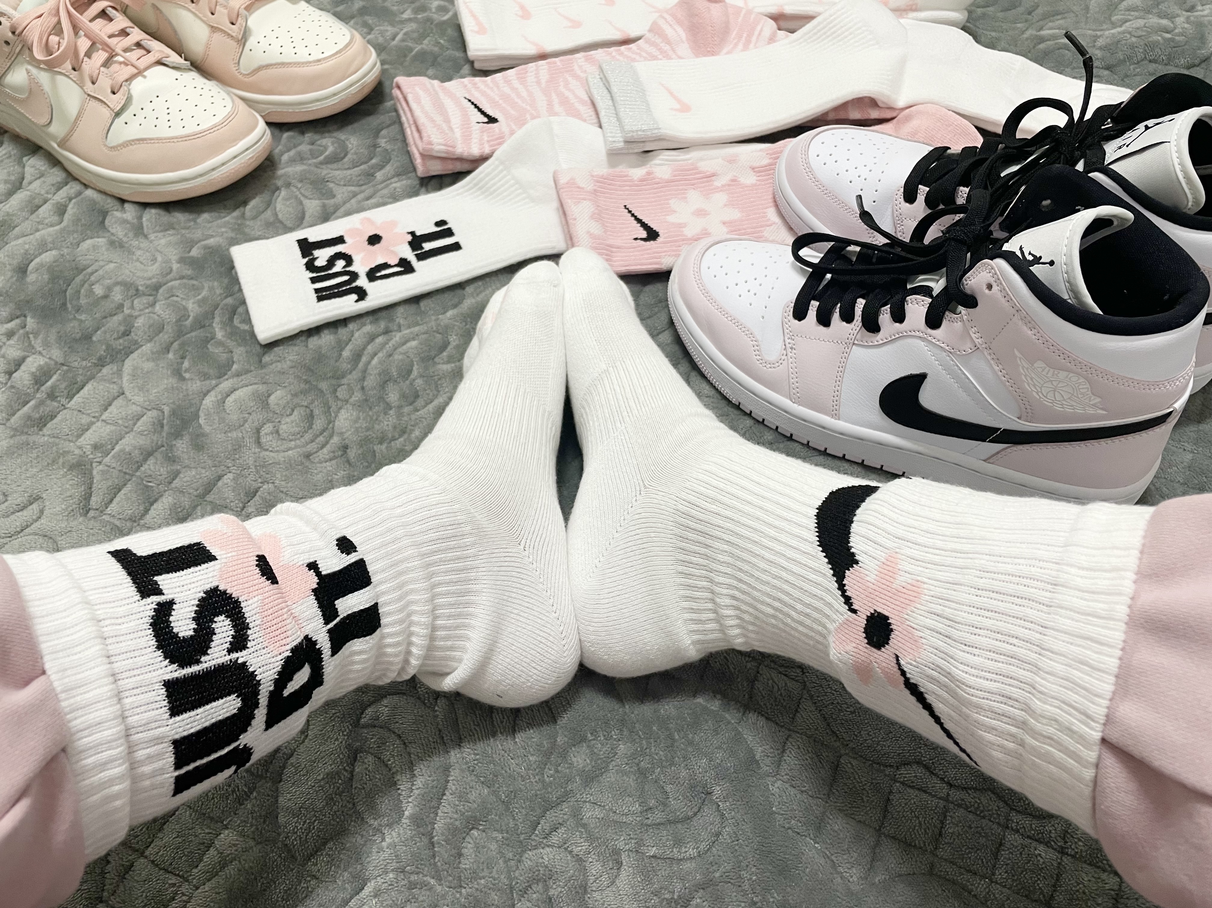 (W) Jordan 1 Mid Barely Rose, (W) Nike Dunk Low Orange Pearl 착용 스타일 - 5