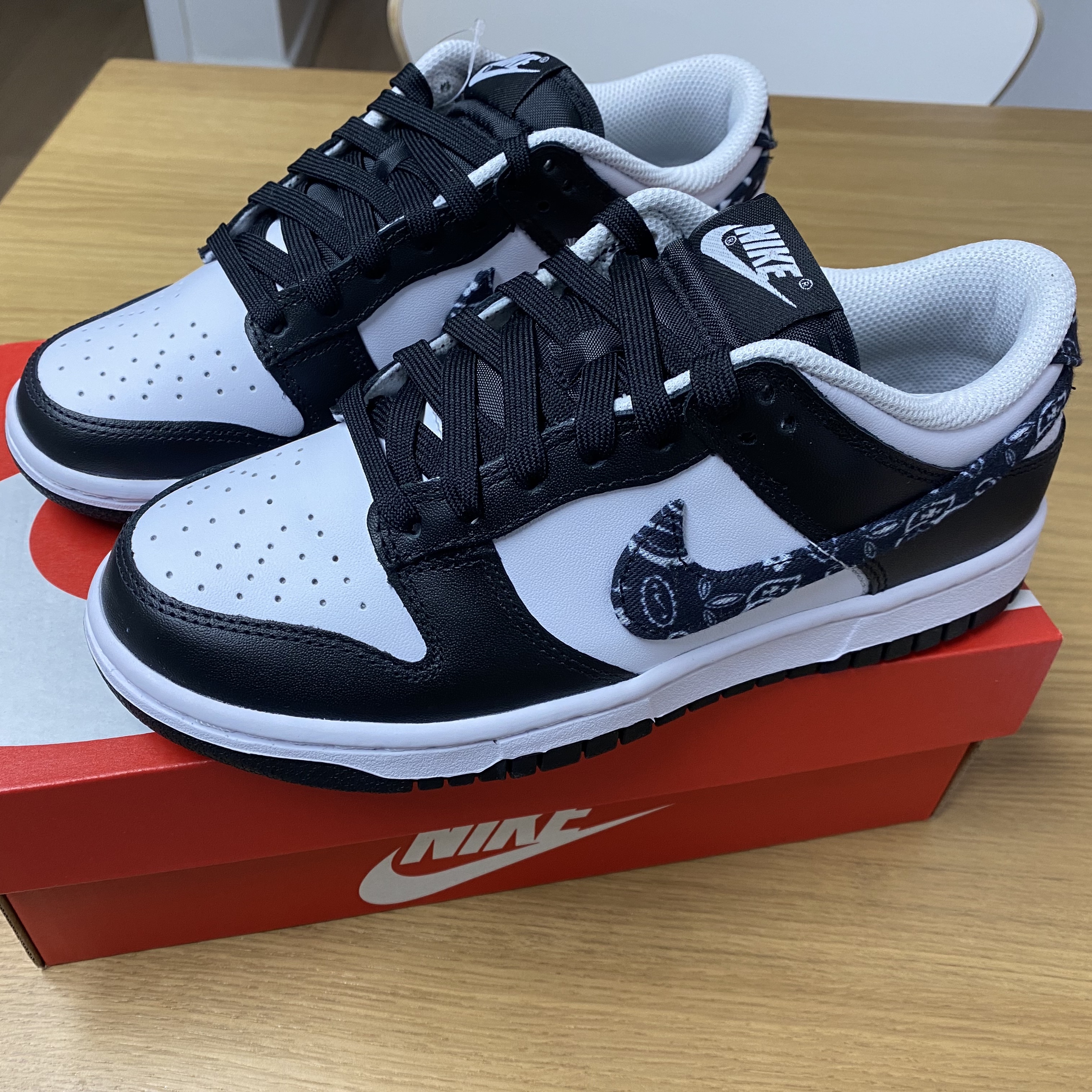 (W) Nike Dunk Low Essential Black Paisley 착용 스타일