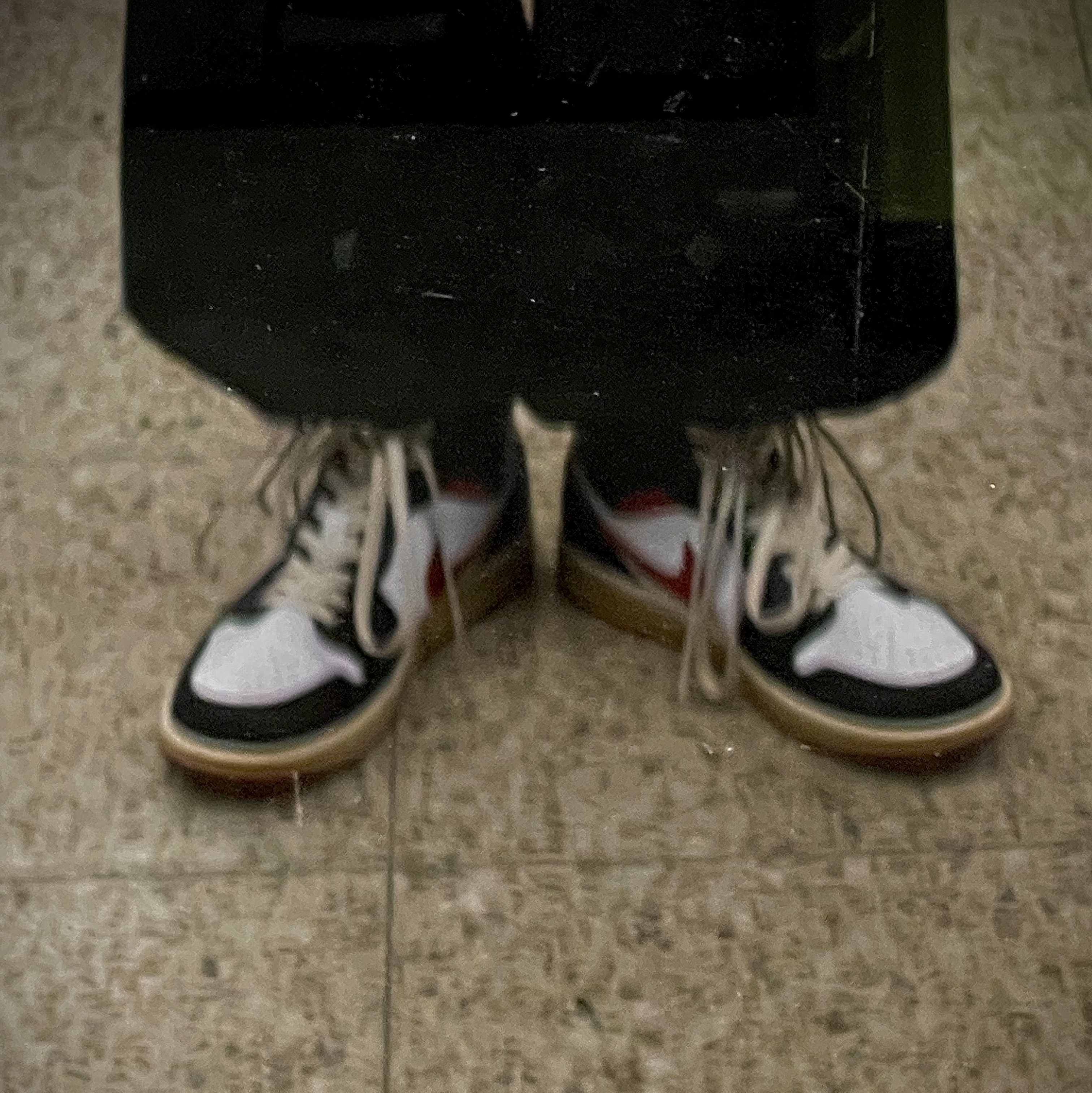 Jordan 1 Mid Gym Red Black White 착용 스타일