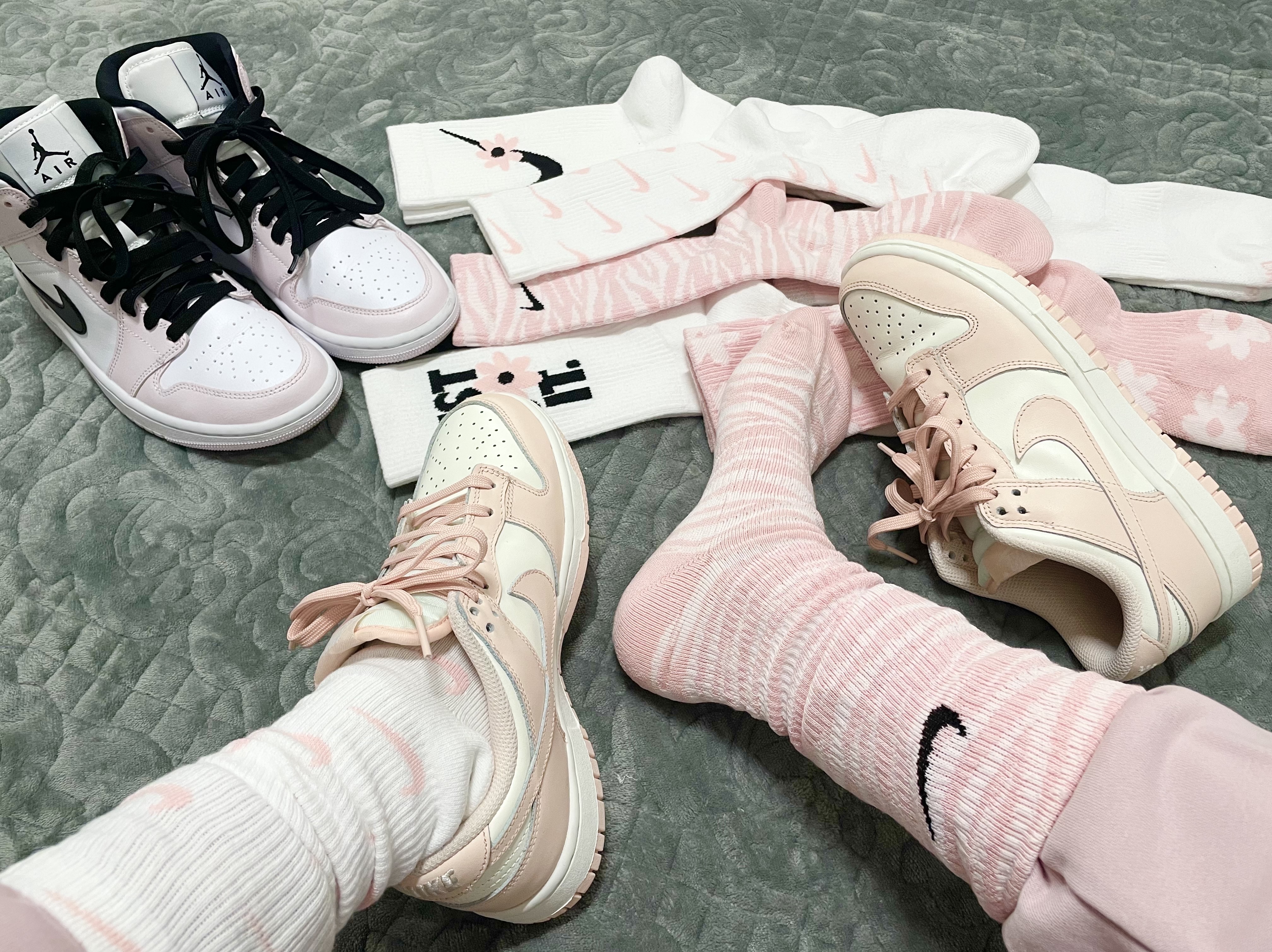 (W) Jordan 1 Mid Barely Rose, (W) Nike Dunk Low Orange Pearl 착용 스타일 - 2