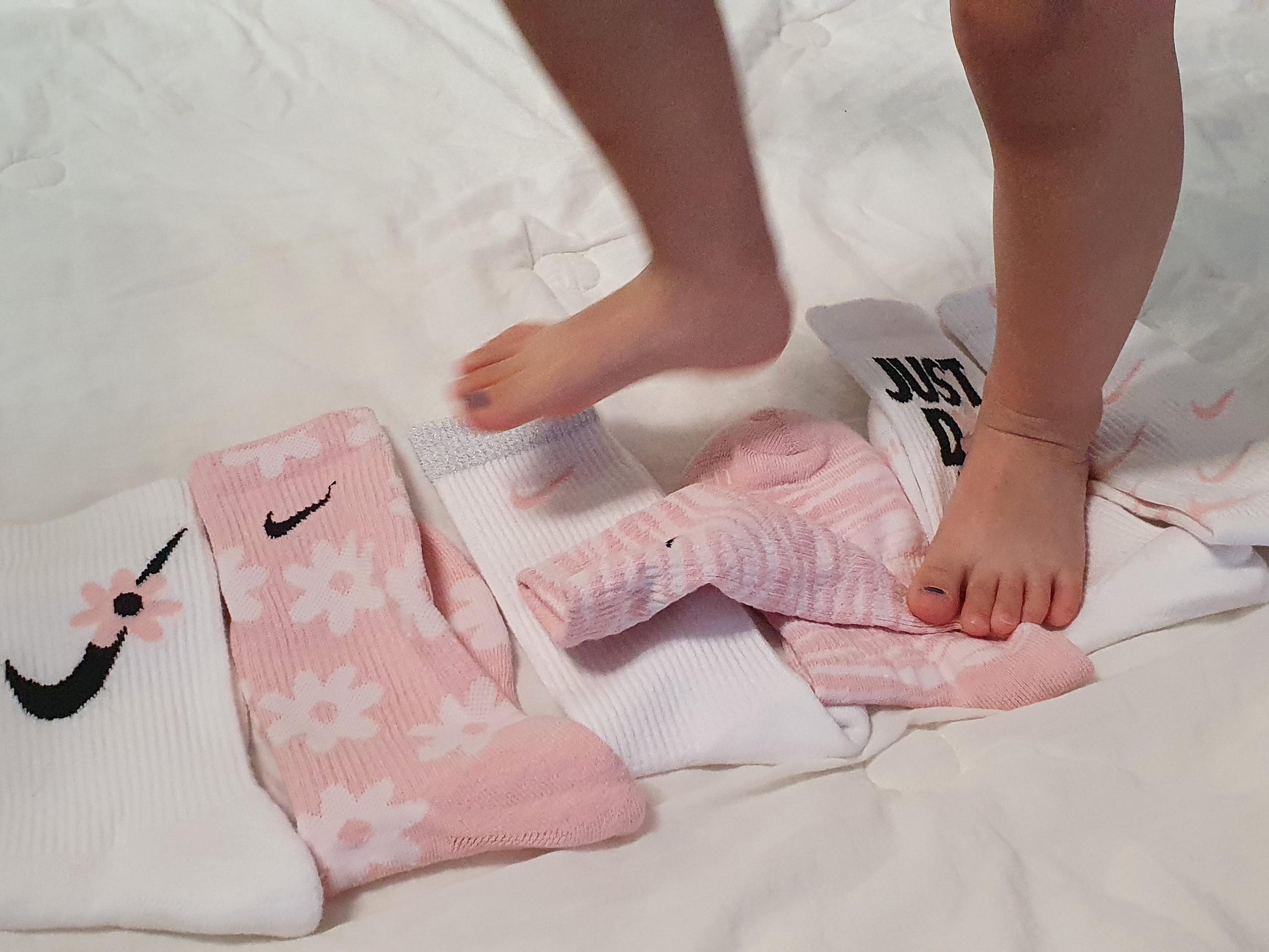 (W) Jordan 1 Retro High OG Atmosphere, (Kids) Nike Everyday Plus Socks Pink White (6 Pack/Korean Ver.) 착용 스타일 - 2