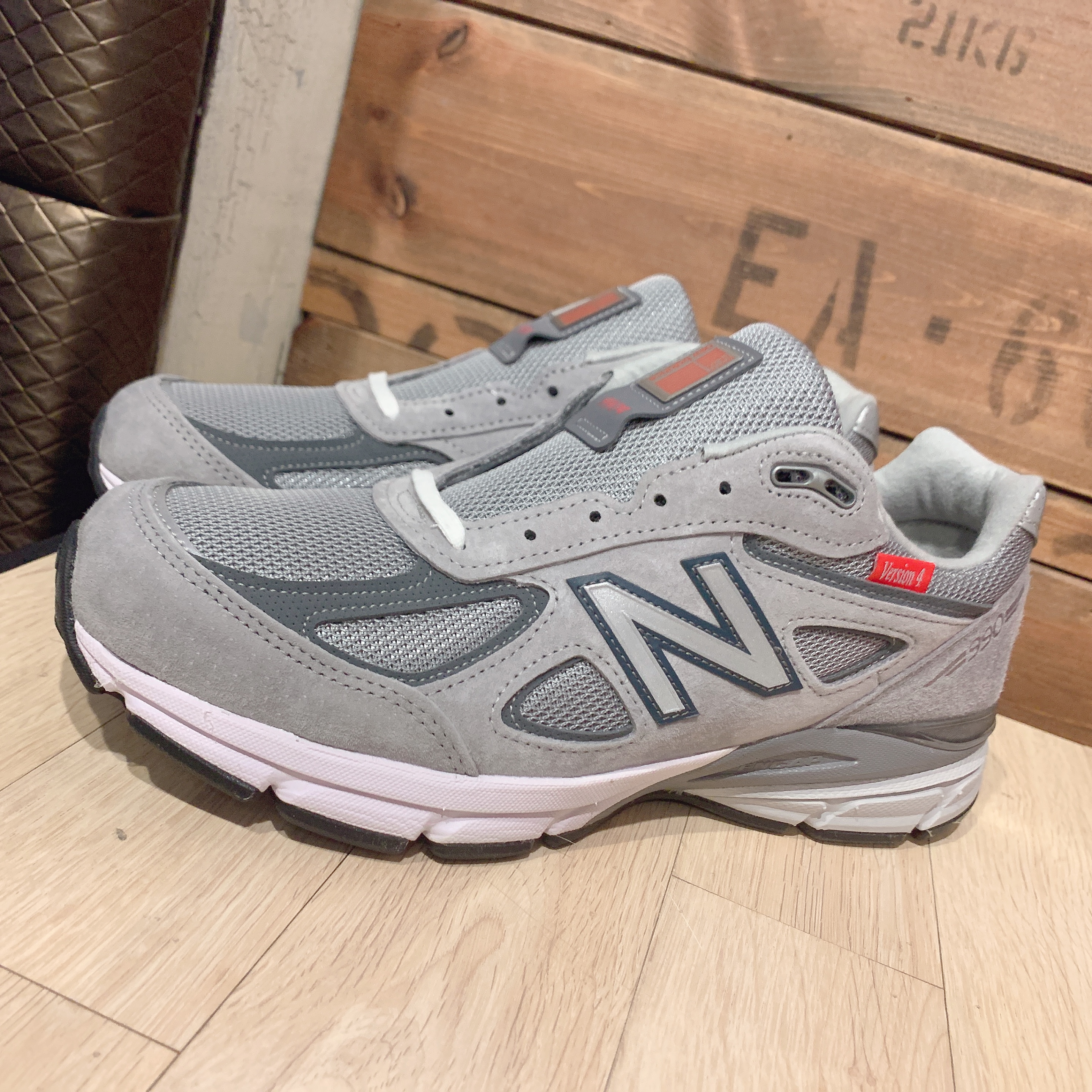 New Balance 990vs4 Made in USA Grey 착용 스타일 - 2