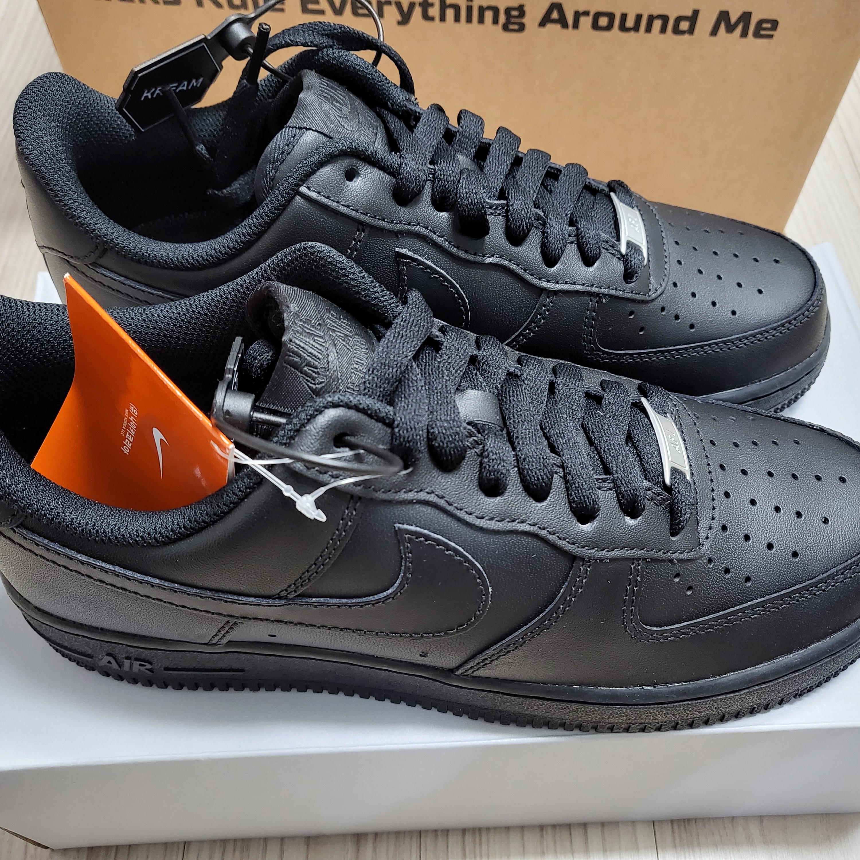 Nike Air Force 1 '07 Low Triple Black 착용 스타일 - 1