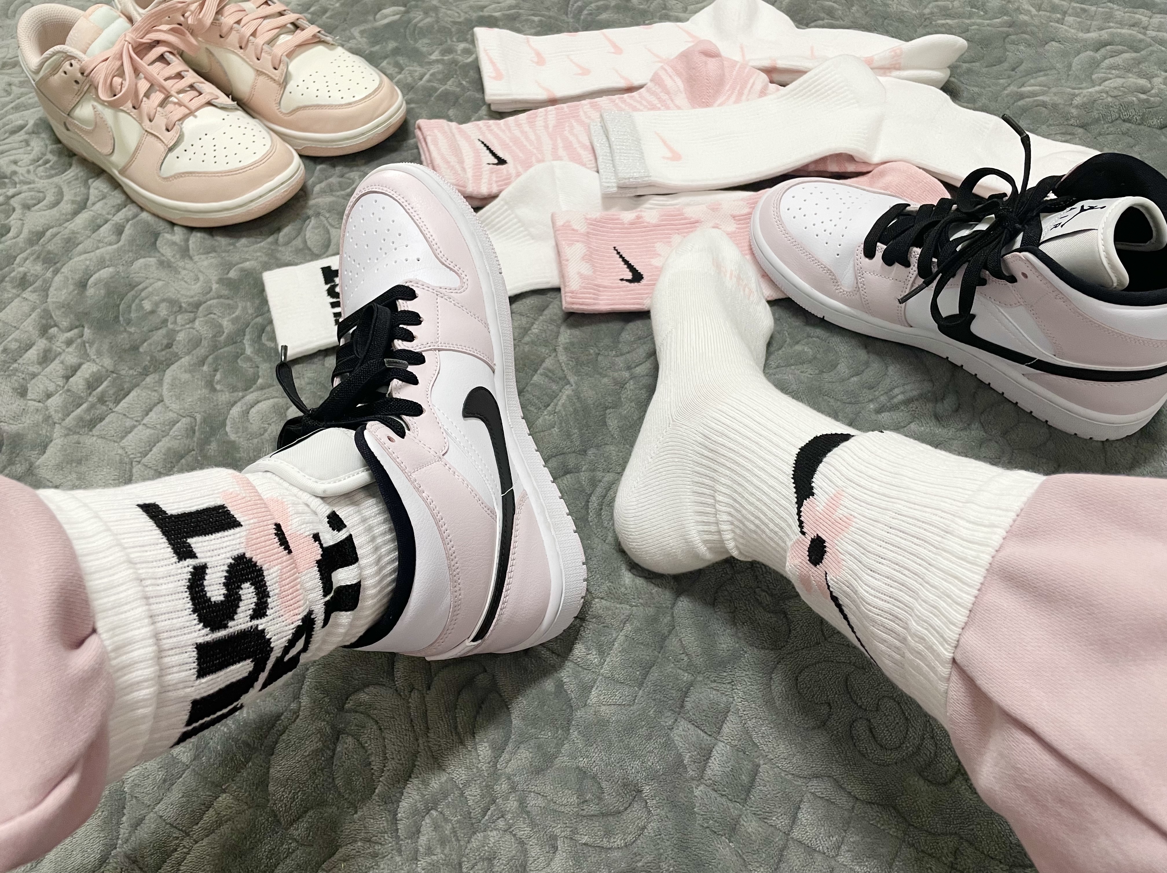 (W) Jordan 1 Mid Barely Rose, (W) Nike Dunk Low Orange Pearl 착용 스타일 - 4