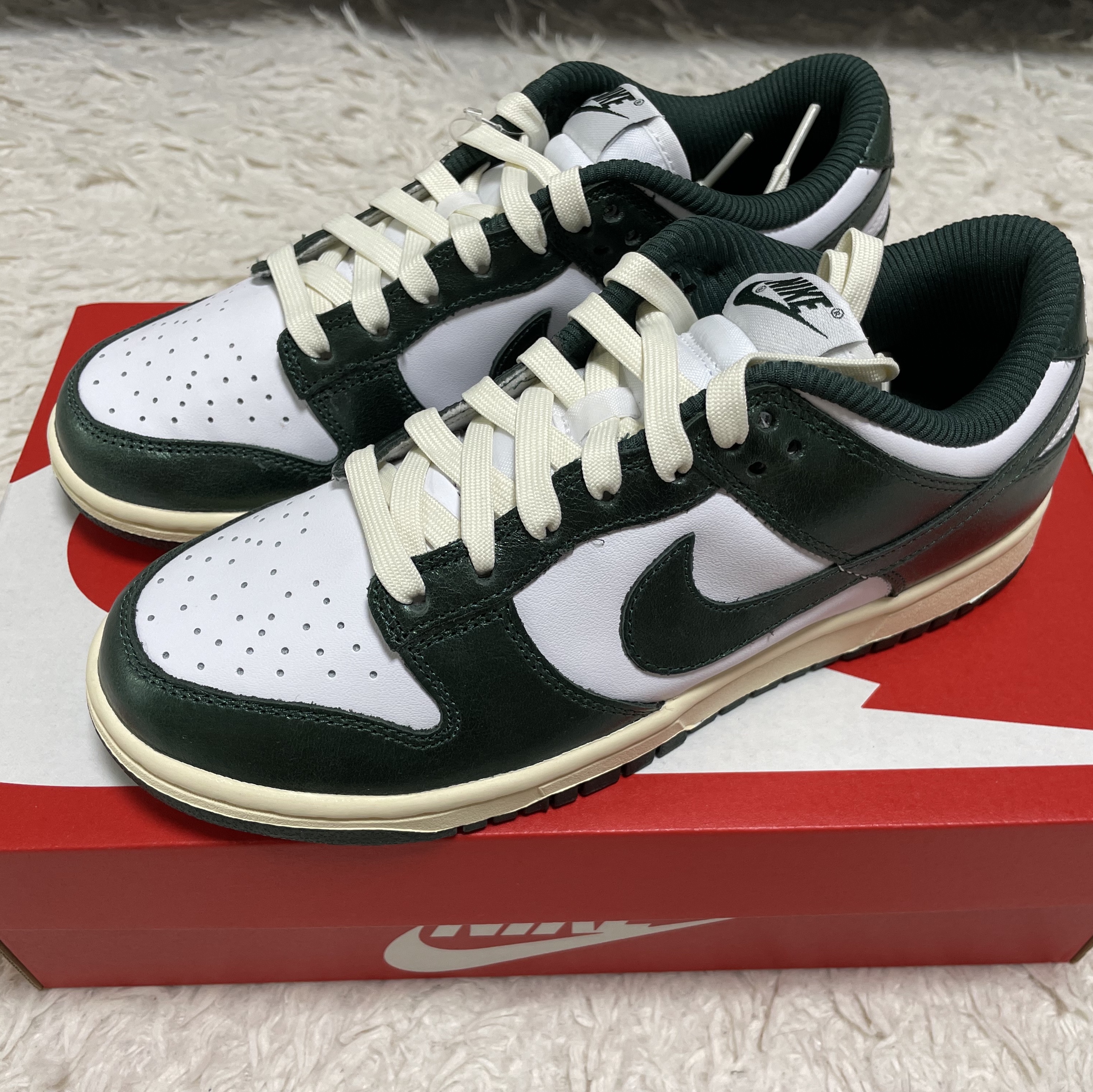(W) Nike Dunk Low Vintage Green 착용 스타일 - 2