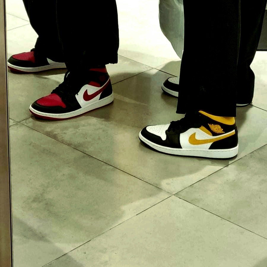 (GS) Jordan 1 Mid Pollen, Jordan 1 Mid Bred Toe Noble Red 착용 스타일 - 2