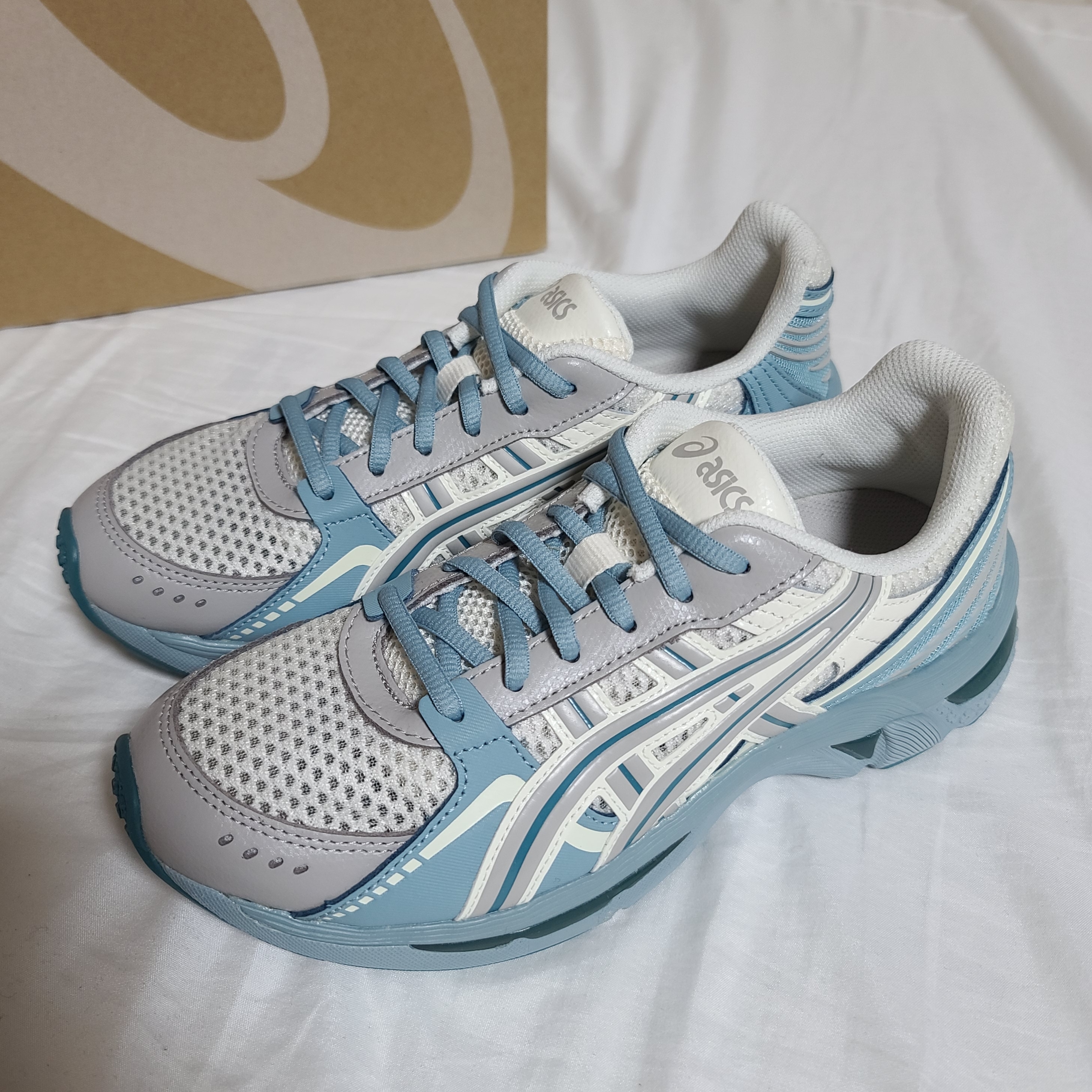Asics Gel-Kyrios Cream Oyster Grey 착용 스타일 - 1