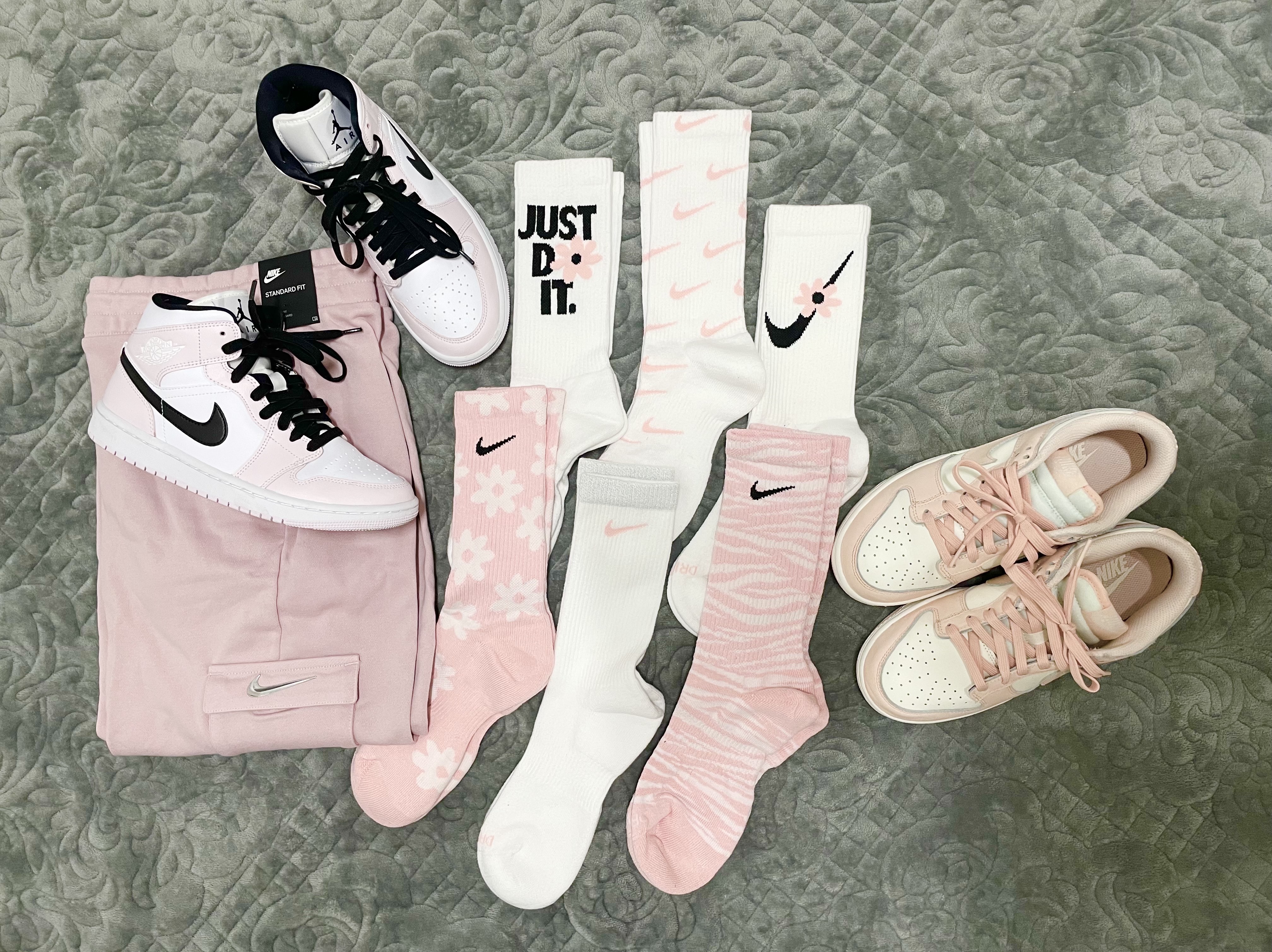 (W) Jordan 1 Mid Barely Rose, (W) Nike Dunk Low Orange Pearl 착용 스타일 - 1