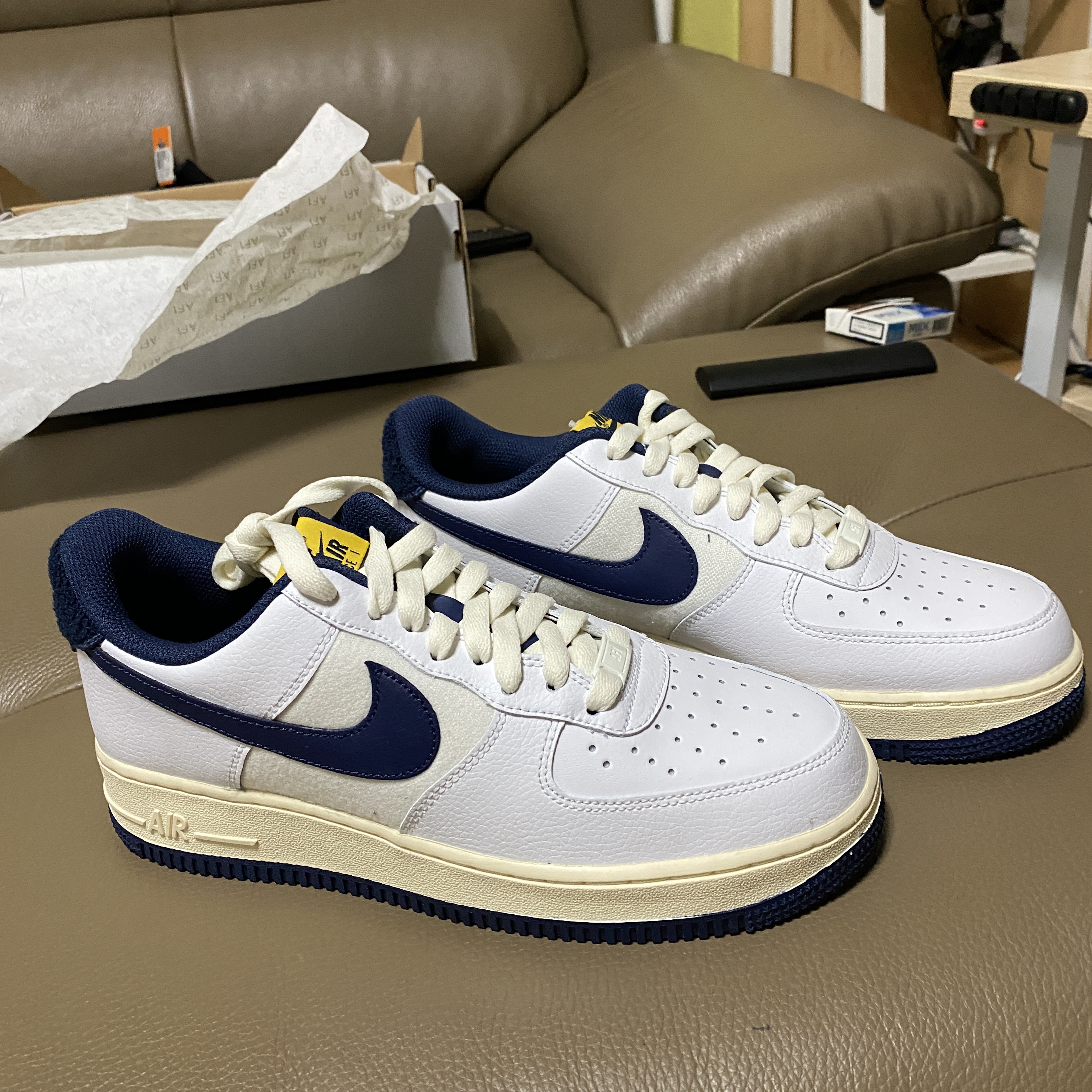 Nike Air Force 1 '07 LV8 Varsity White Midnight Navy 착용 스타일 - 1