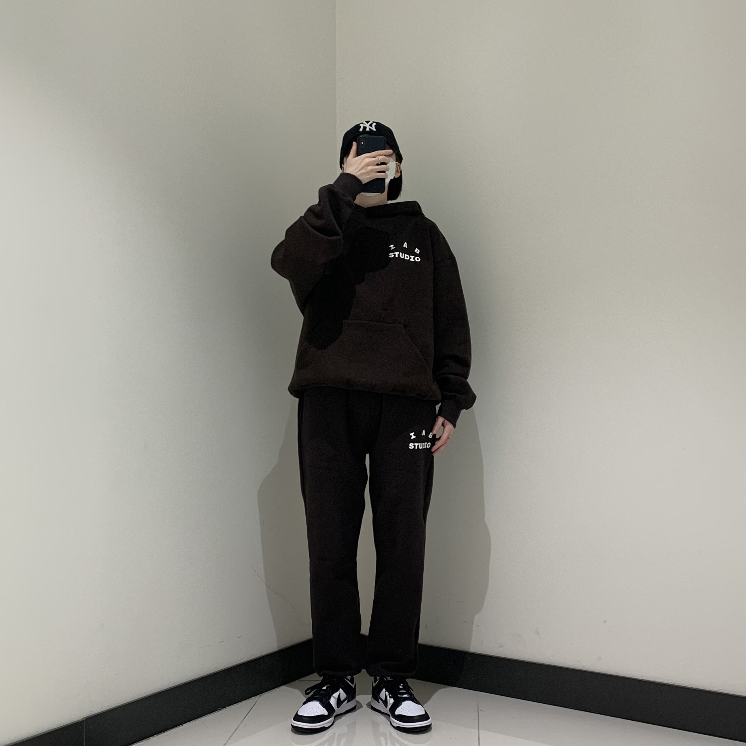 (W) Nike Dunk Low Black, IAB Studio Hoodie Brown 착용 스타일