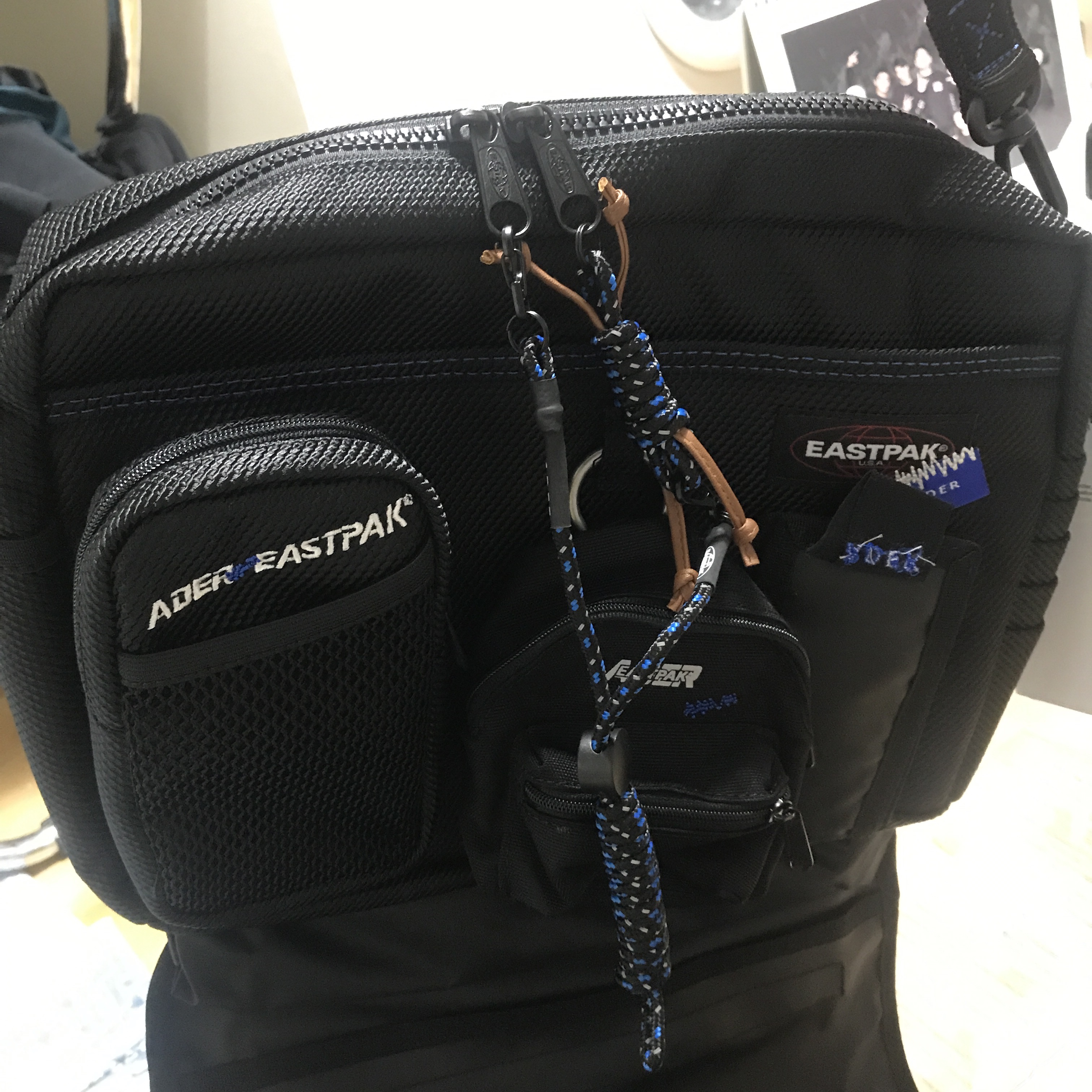 Ader Error x Eastpak Shoulder Bag Black 착용 스타일 - 4