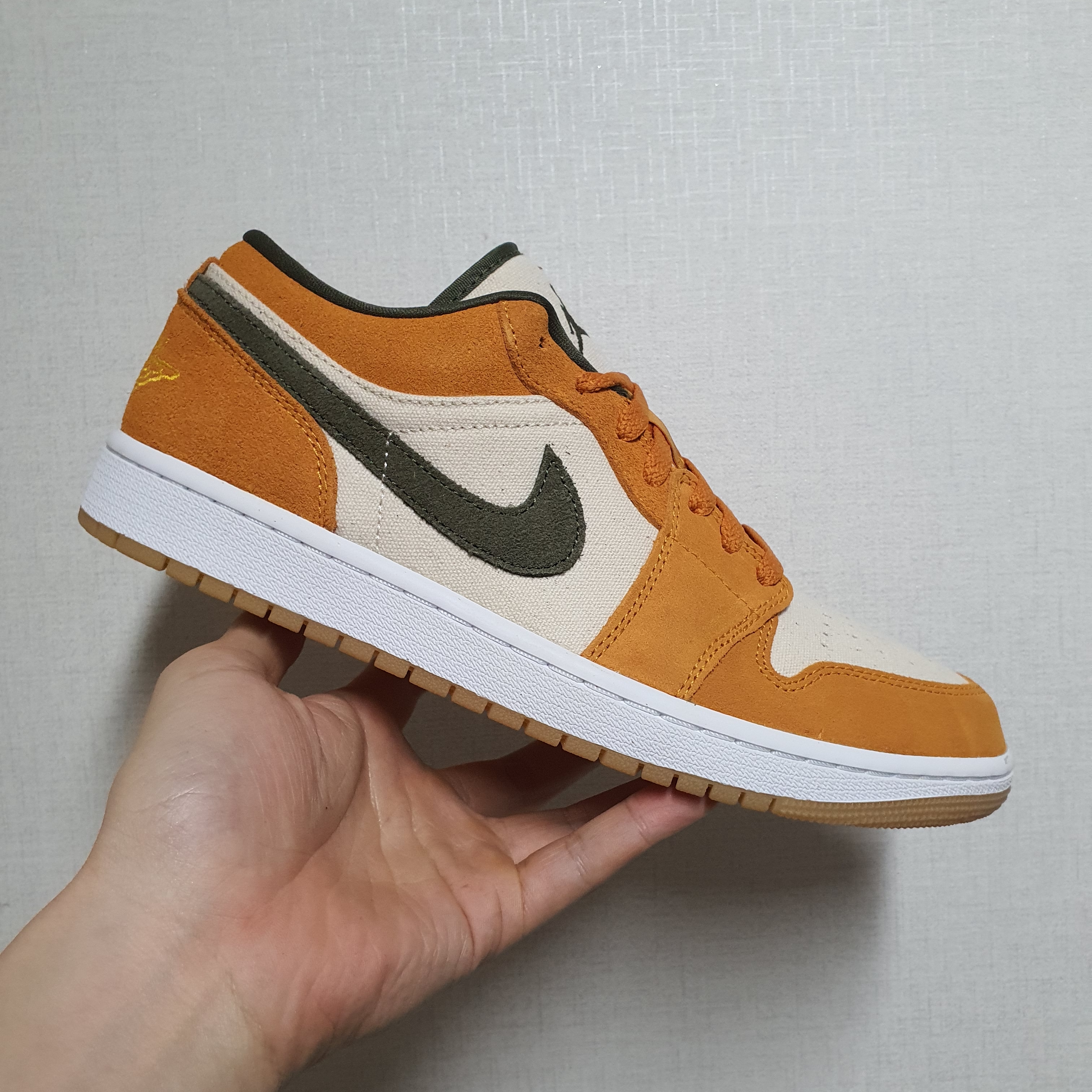 Jordan 1 Low SE Light Curry 착용 스타일