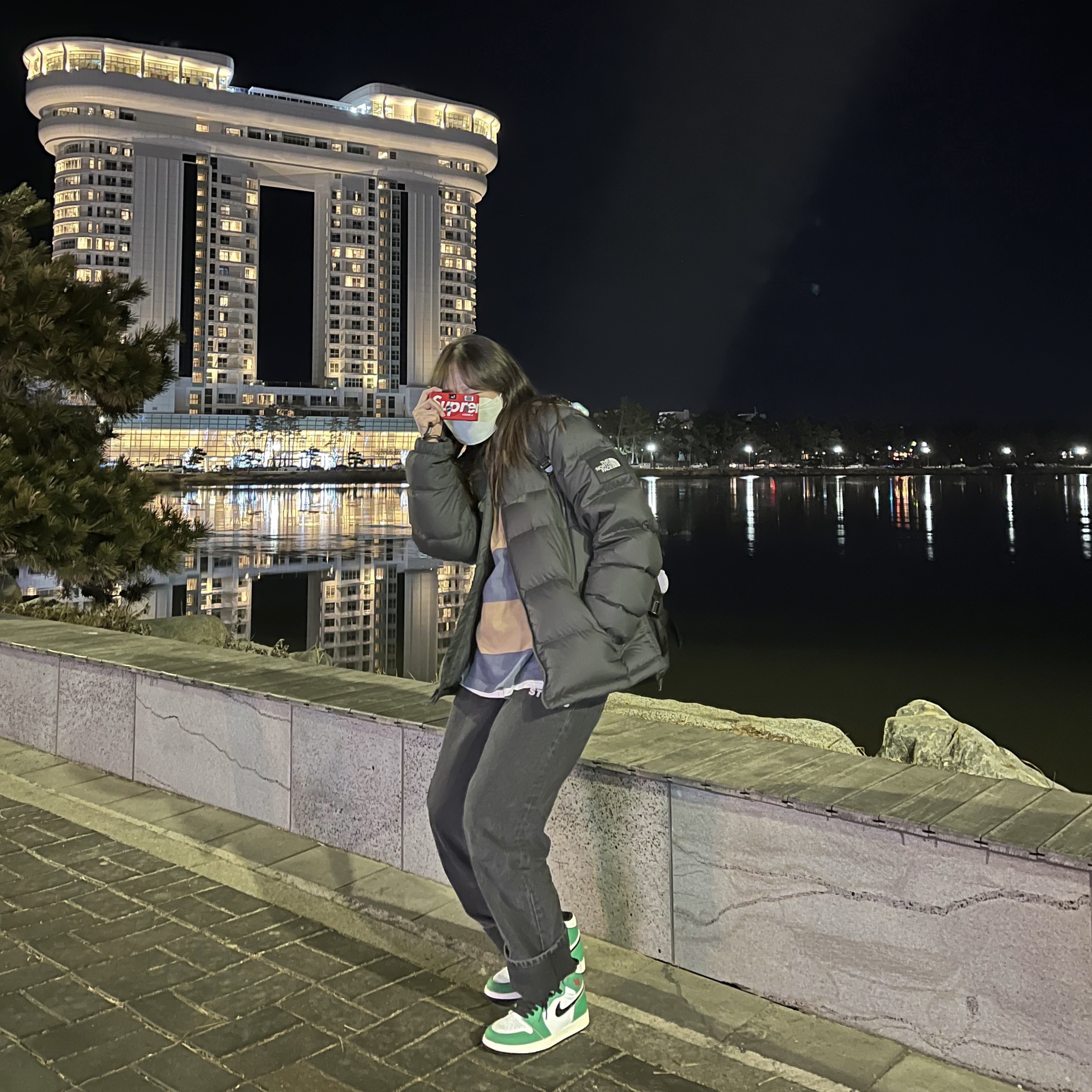 IAB Studio x Lee Denim Jeans Black, (W) Jordan 1 Retro High OG Lucky Green 착용 스타일