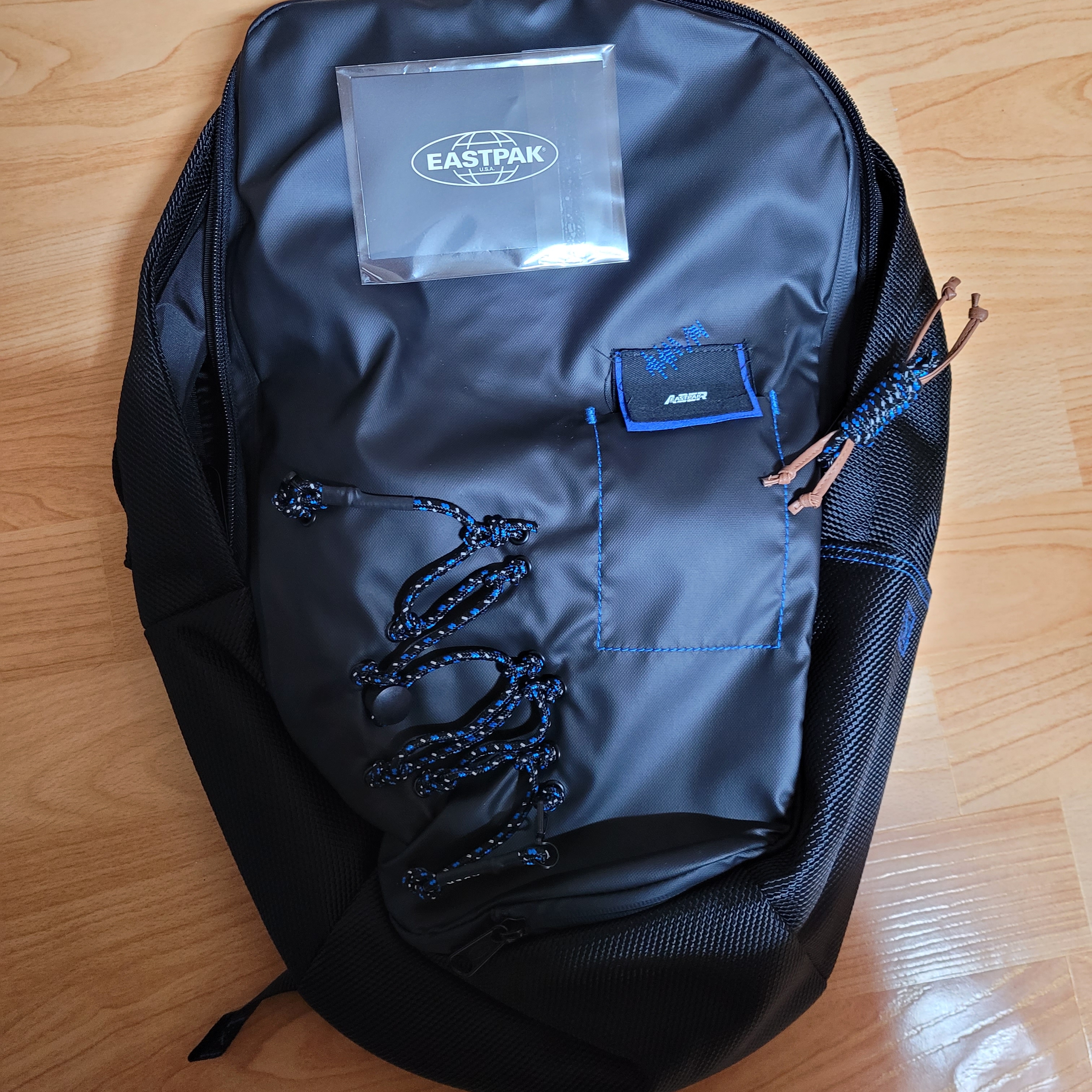 Ader Error x Eastpak Up-Down Sling Black 착용 스타일 - 1