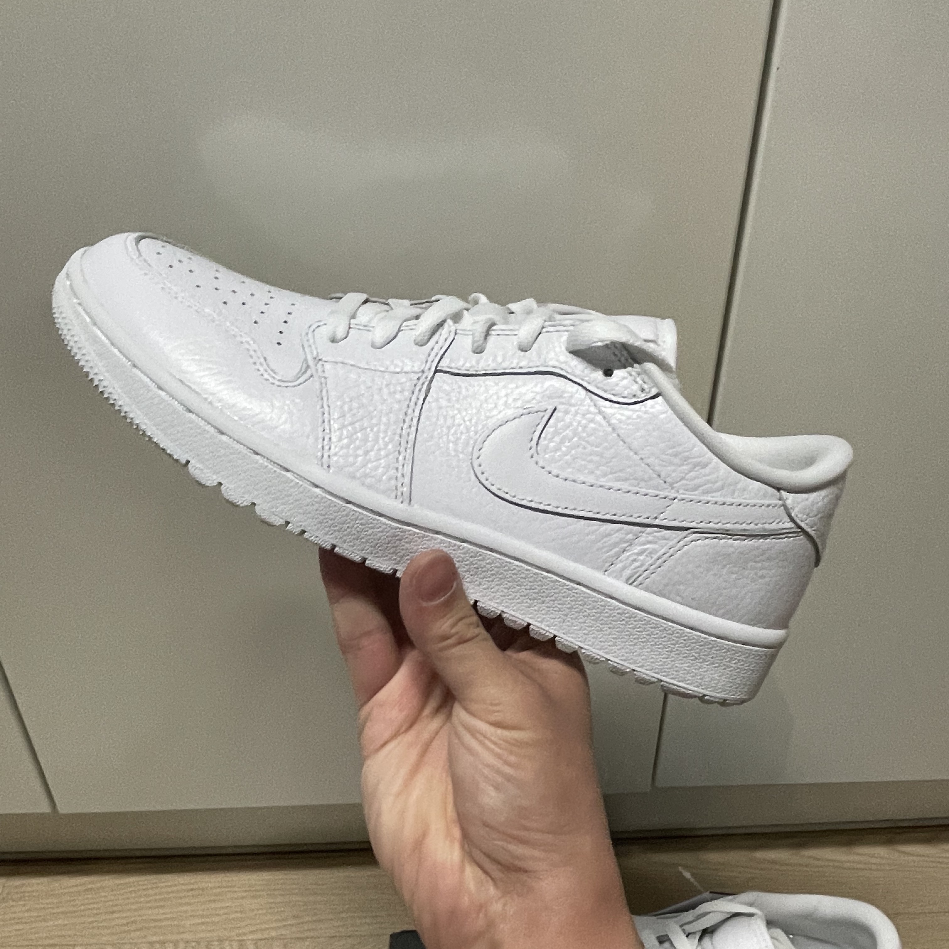 Jordan 1 Low Golf Triple White 착용 스타일 - 1