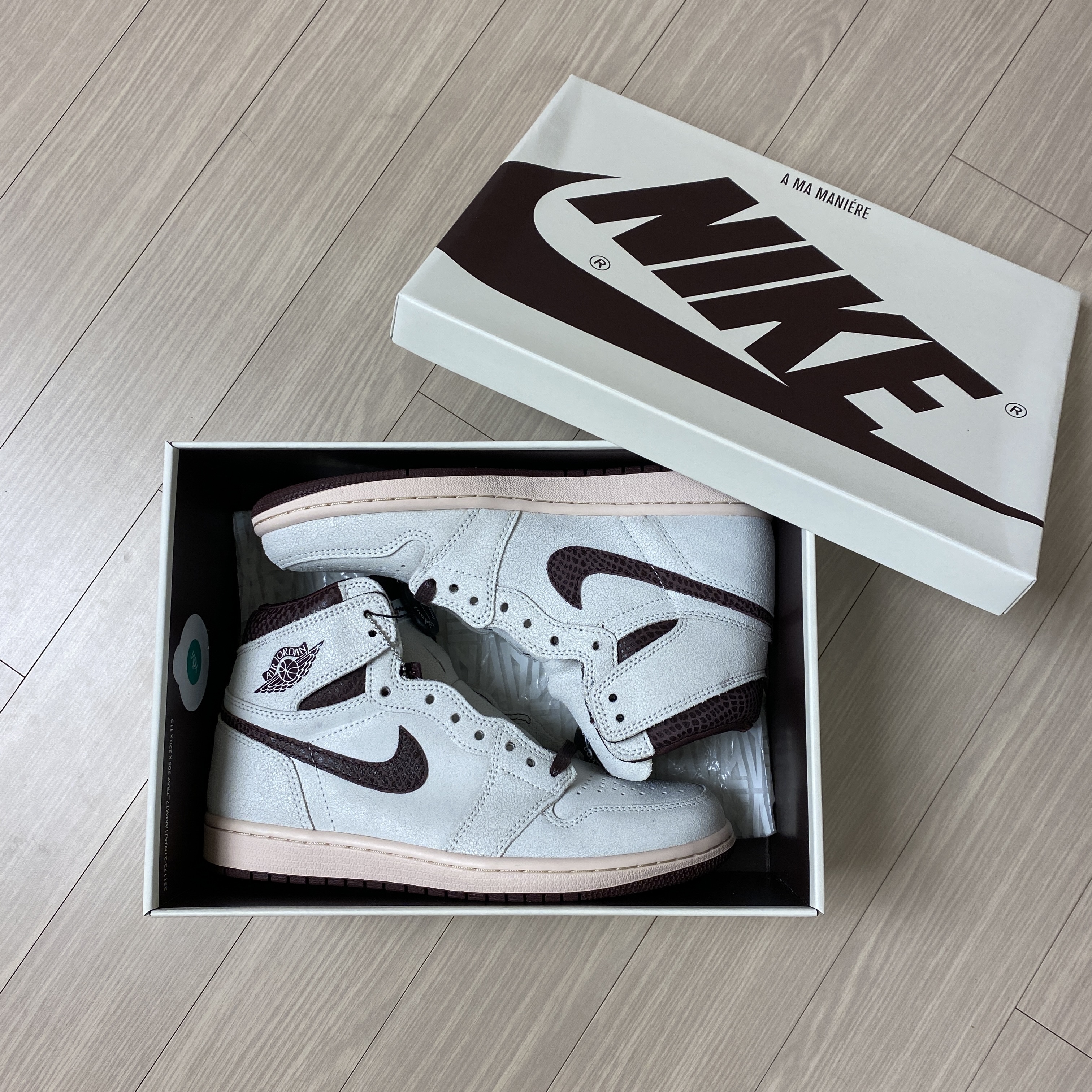Jordan 1 x A Ma Maniere Retro High OG SP Sail and Burgundy 착용 스타일 - 2