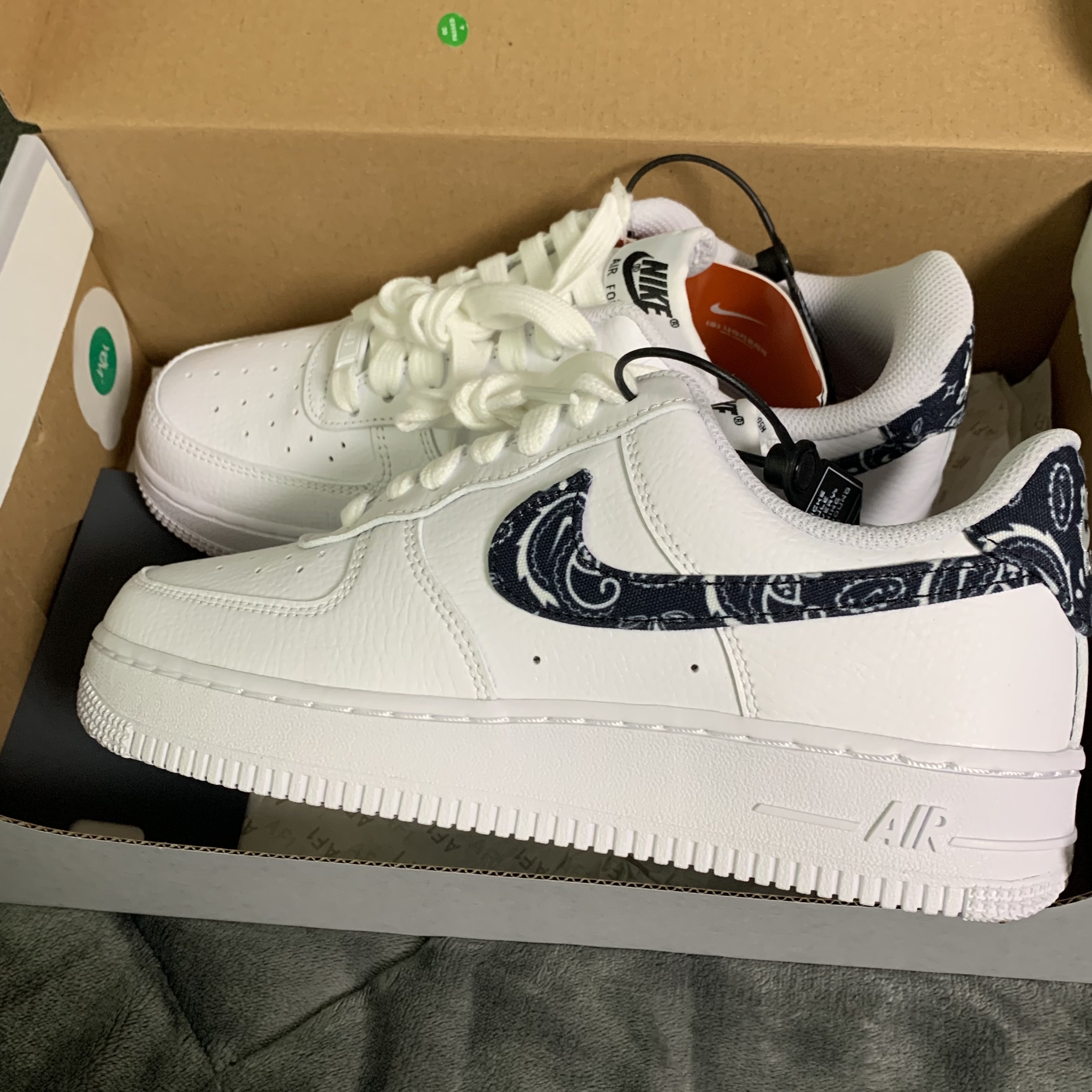 (W) Nike Air Force 1 '07 Essential Paisley Swoosh White Black 착용 스타일