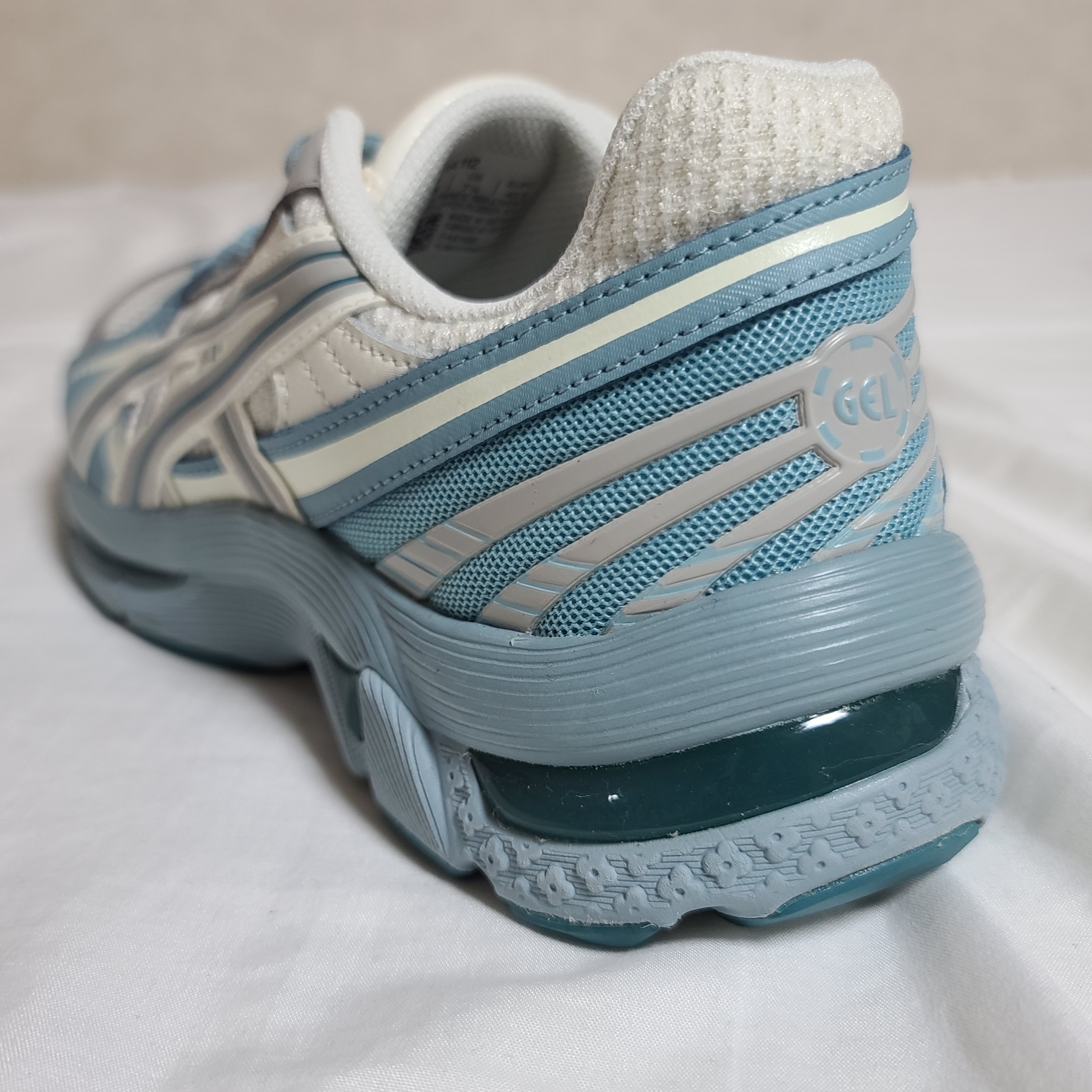 Asics Gel-Kyrios Cream Oyster Grey 착용 스타일 - 2