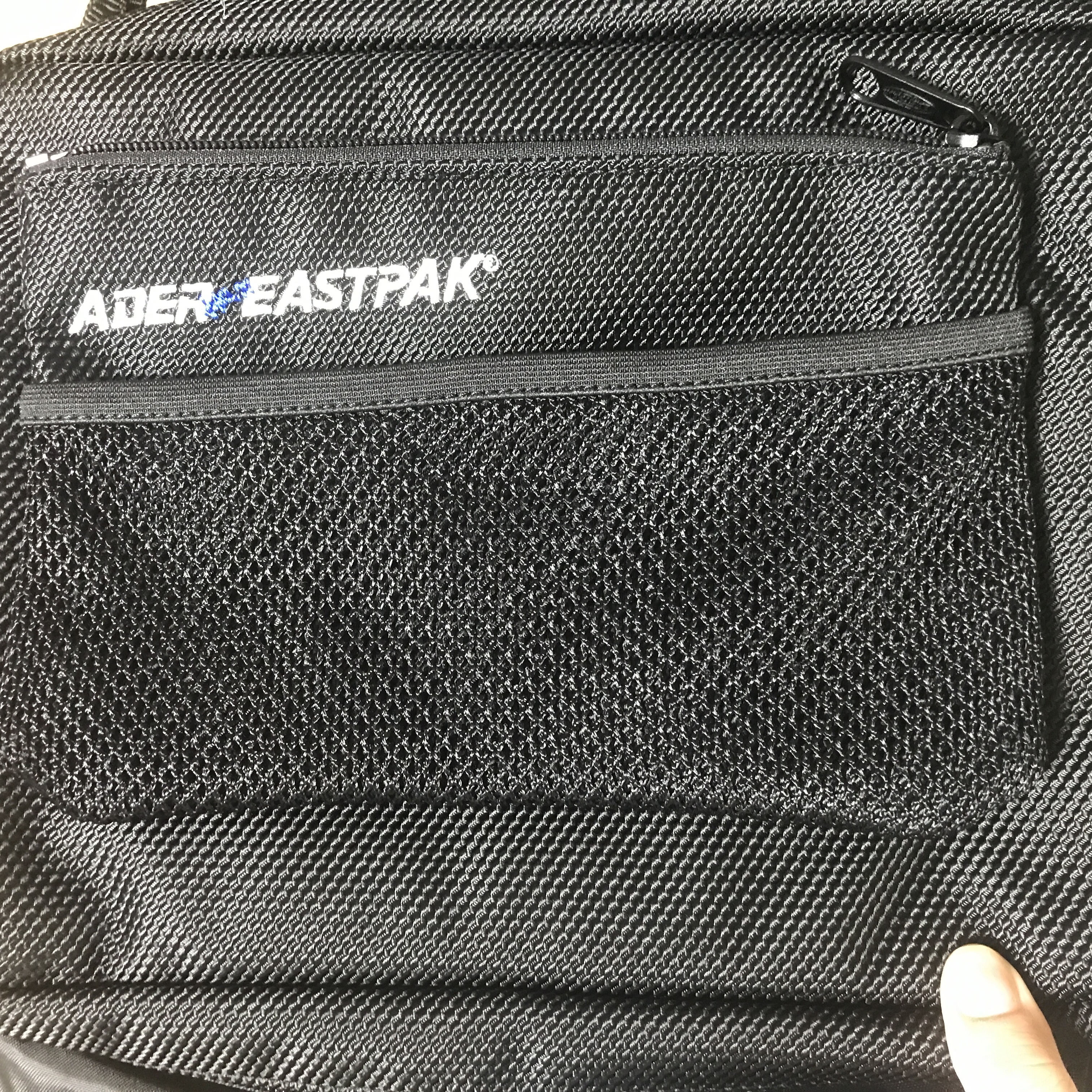 Ader Error x Eastpak Shoulder Bag Black 착용 스타일 - 3