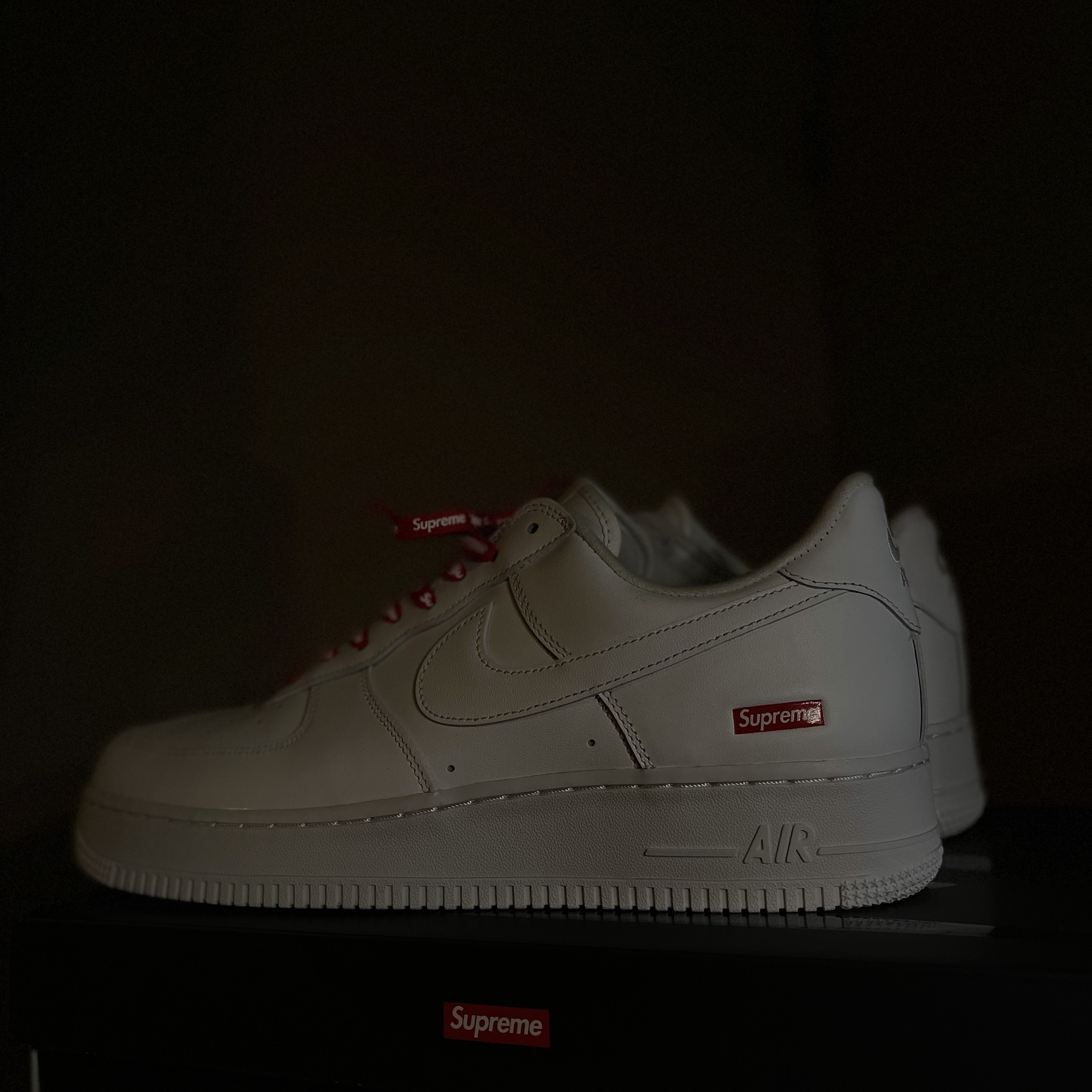 Nike x Supreme Air Force 1 Low White 착용 스타일