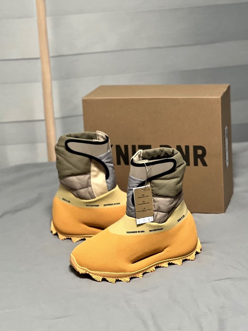 adidas Yeezy Knit RNR Boot Sulfur 착용 스타일