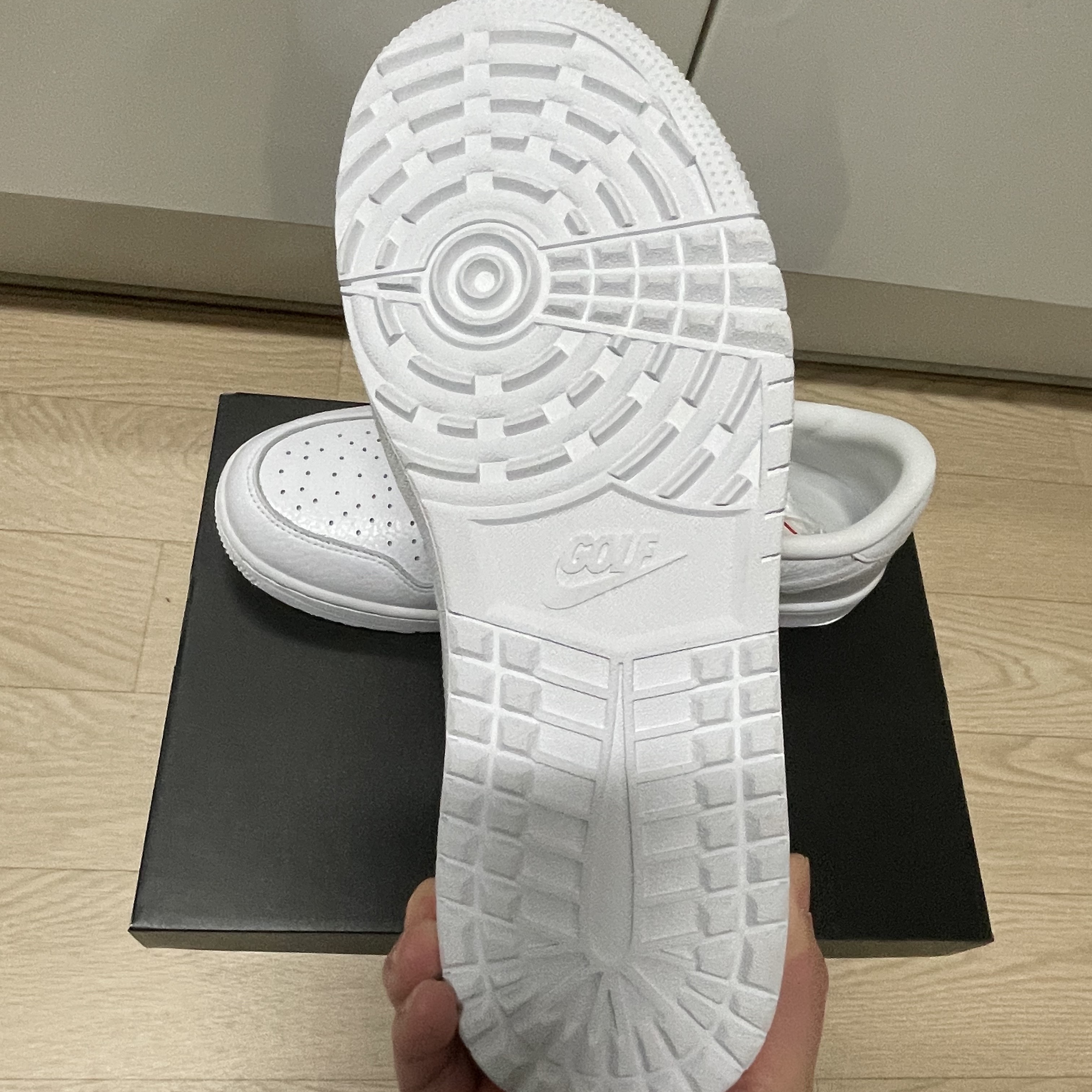 Jordan 1 Low Golf Triple White 착용 스타일 - 2