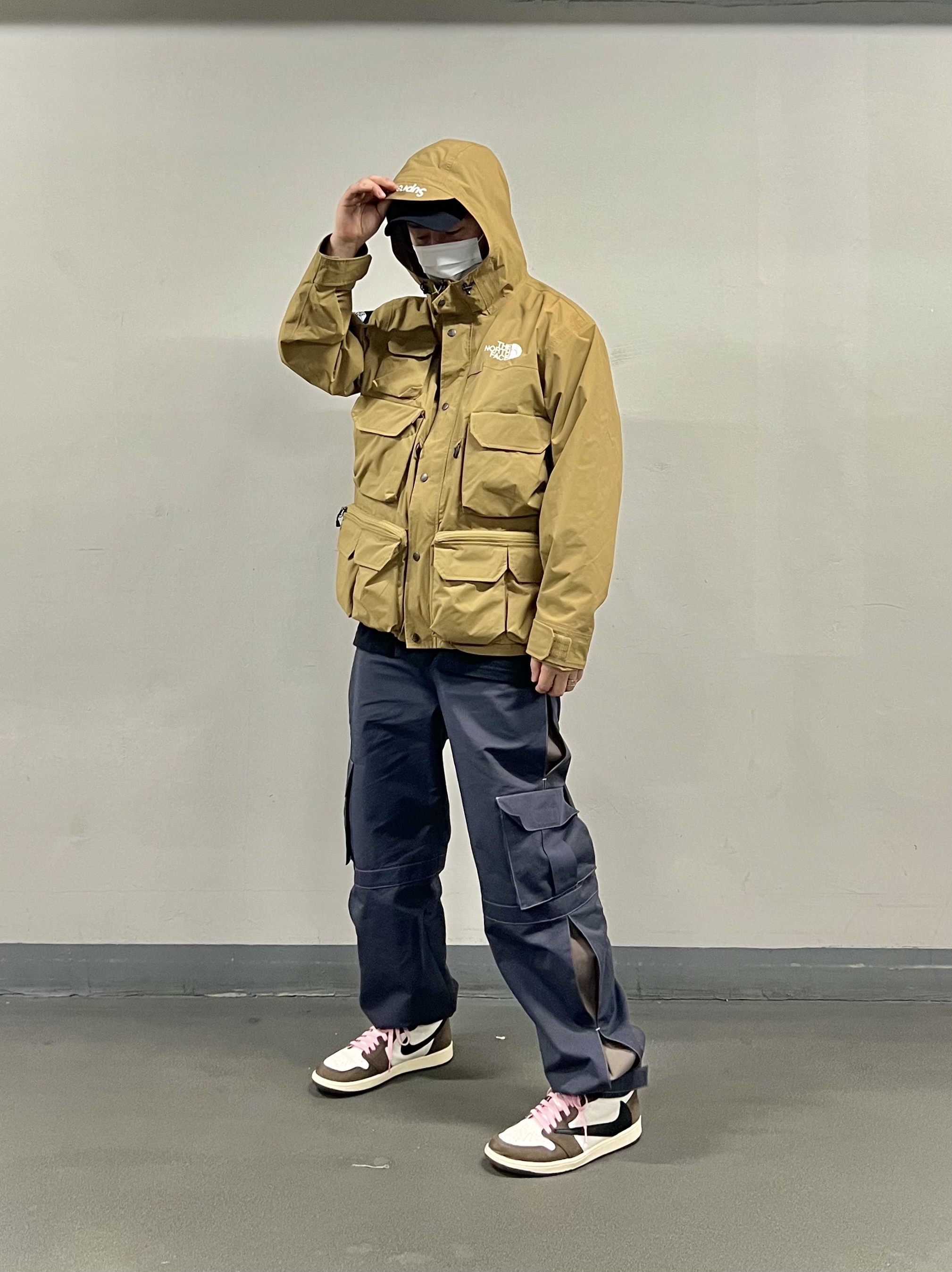Supreme x The North Face Cargo Jacket Gold - 20SS, Jordan 1 x Travis Scott Retro High OG SP Mocha 착용 스타일