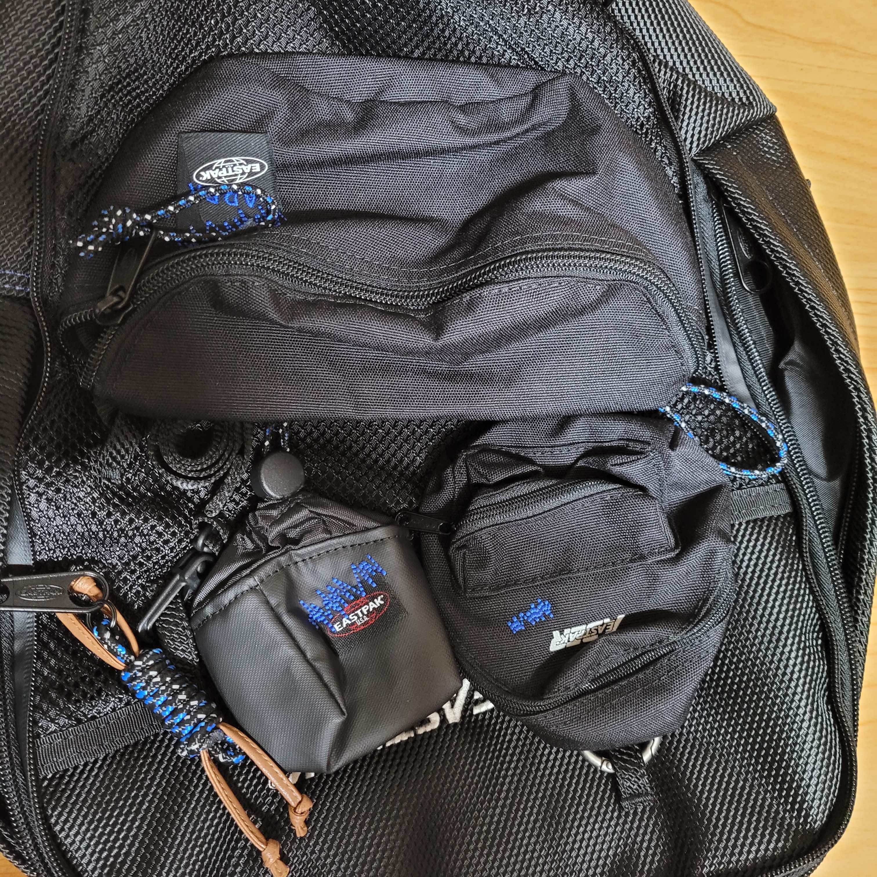 Ader Error x Eastpak Up-Down Sling Black 착용 스타일 - 3